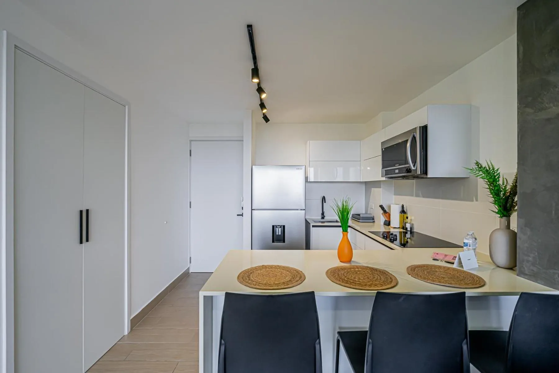 Dining area in Wynwood House San Francisco