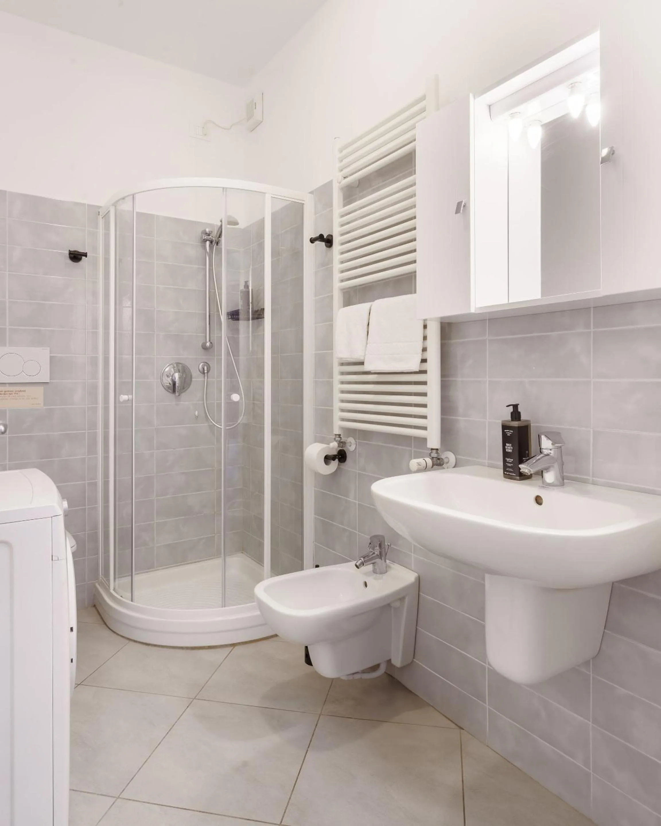 Shower in Limehome Verona La Vigna in Città