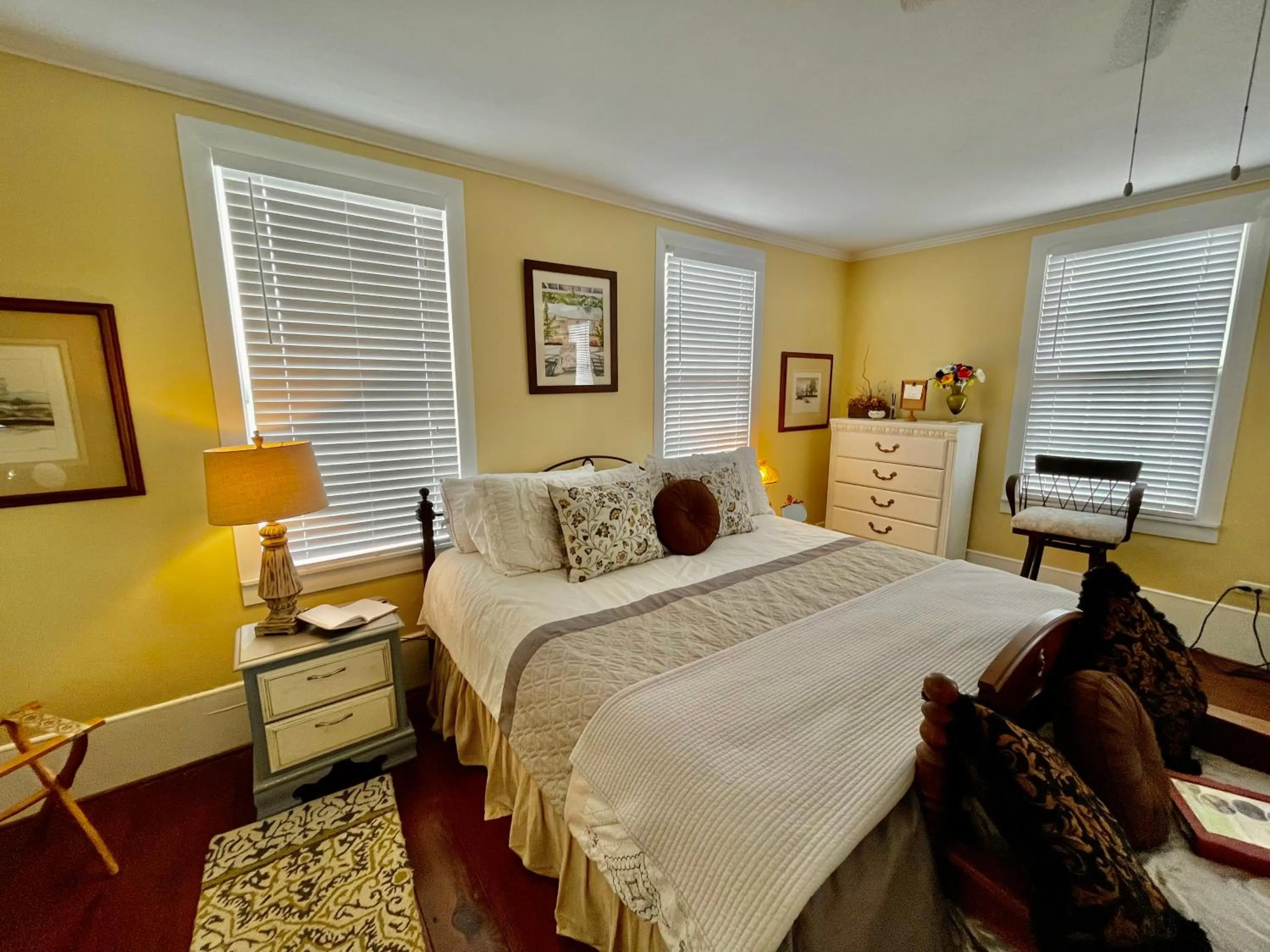 Superior King Room in Hodge Podge Lodge