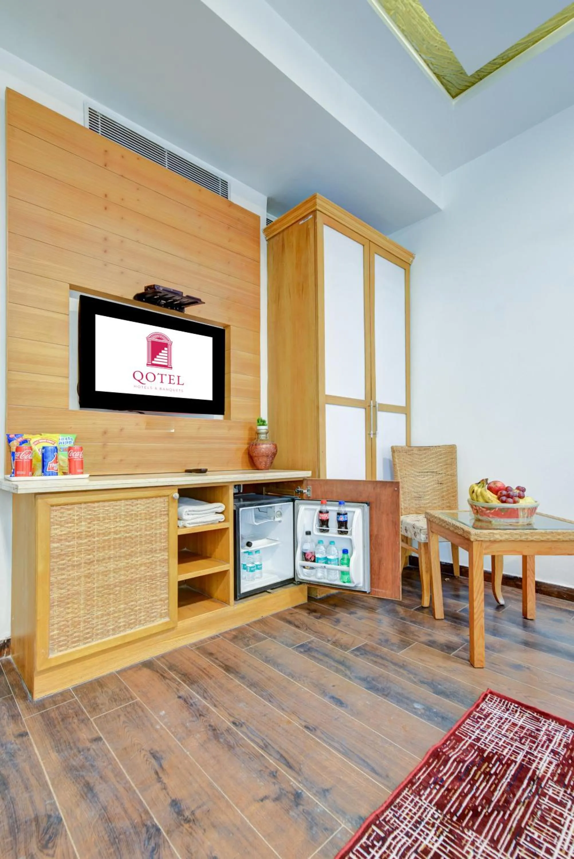 Communal lounge/ TV room in Qotel Signature Lavish Inn Rajouri Garden