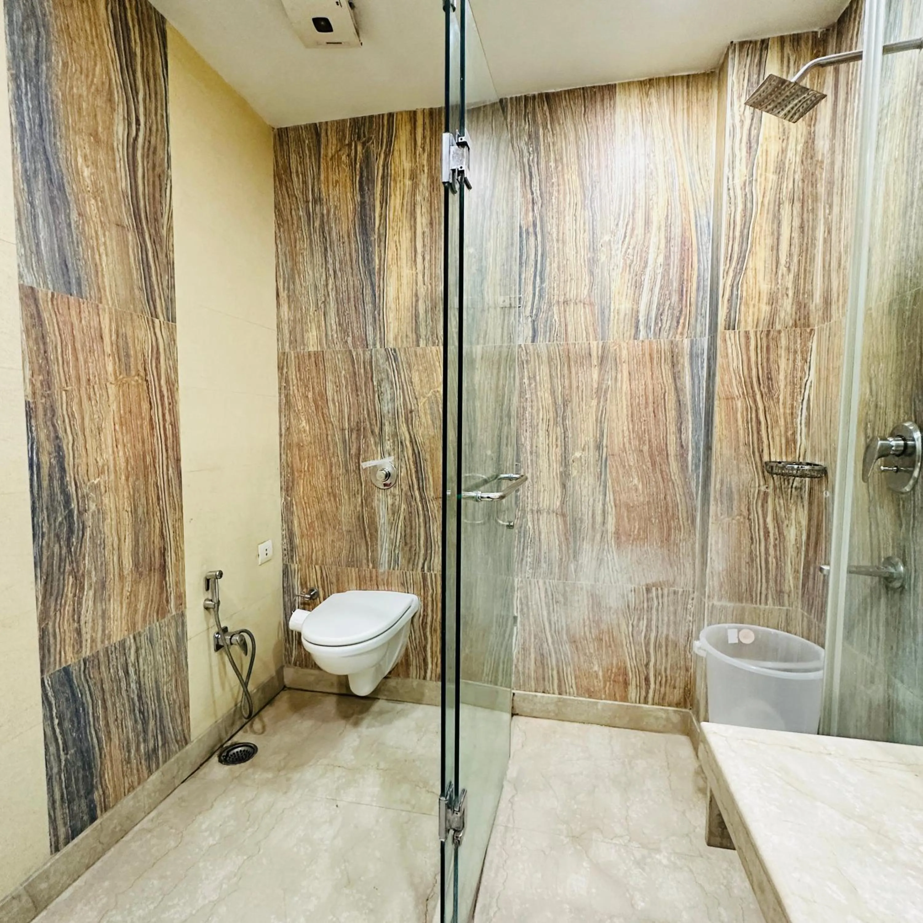 Shower in Qotel Signature Lavish Inn Rajouri Garden