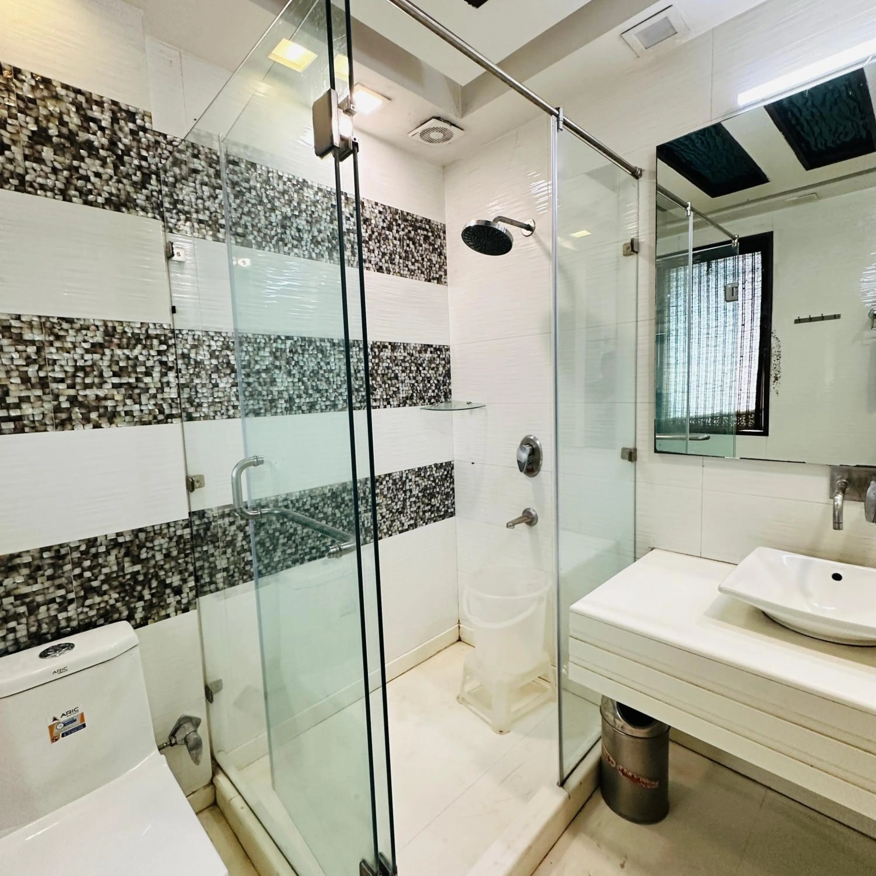 Shower in Qotel Signature Lavish Inn Rajouri Garden