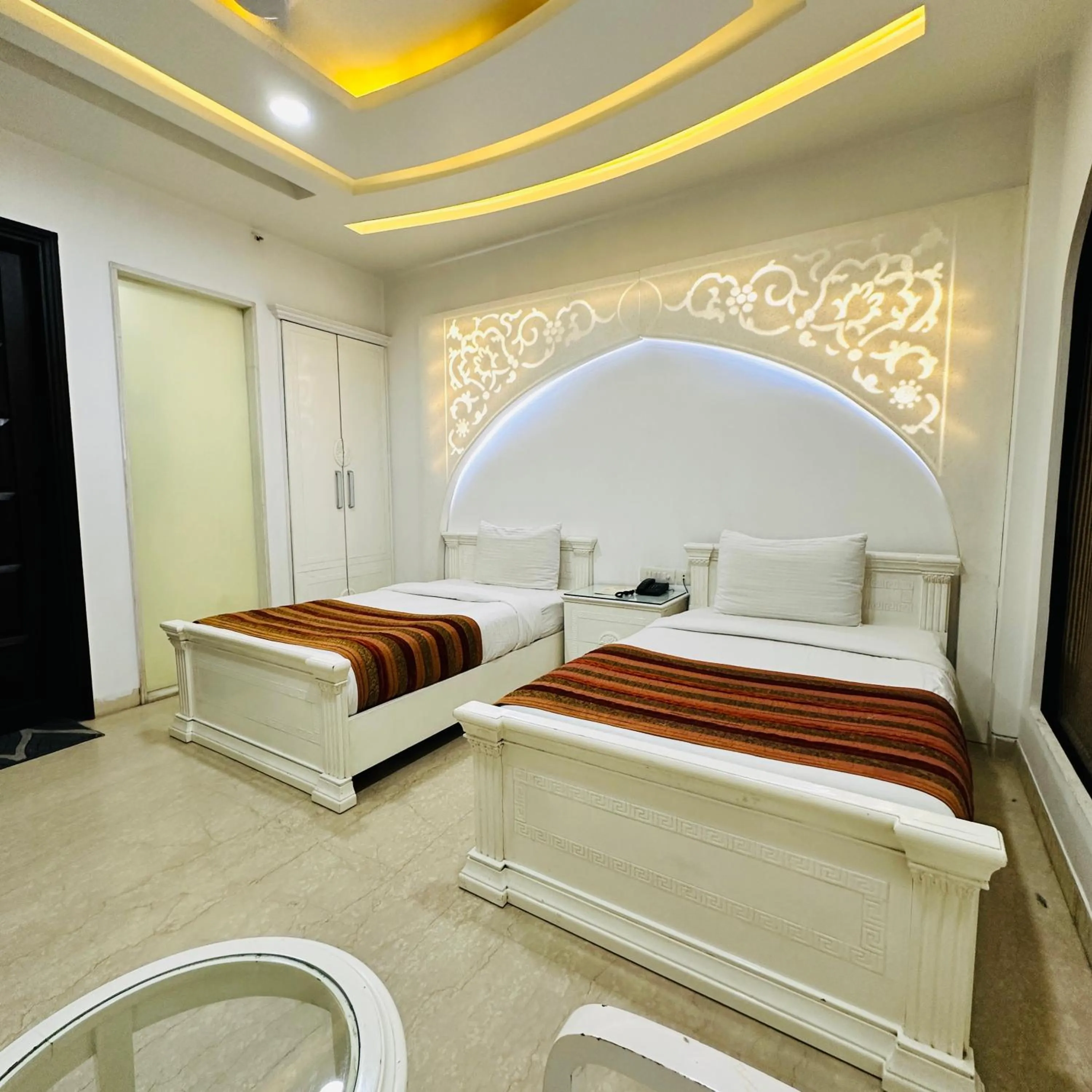 Bed in Qotel Signature Lavish Inn Rajouri Garden
