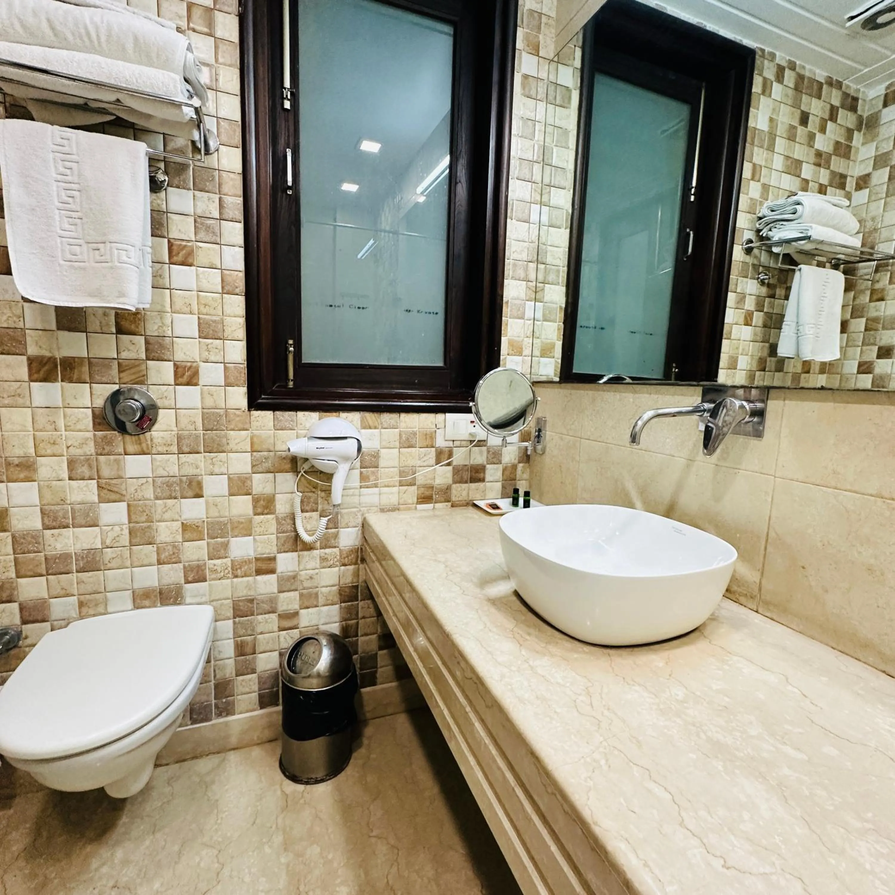 Shower in Qotel Signature Lavish Inn Rajouri Garden