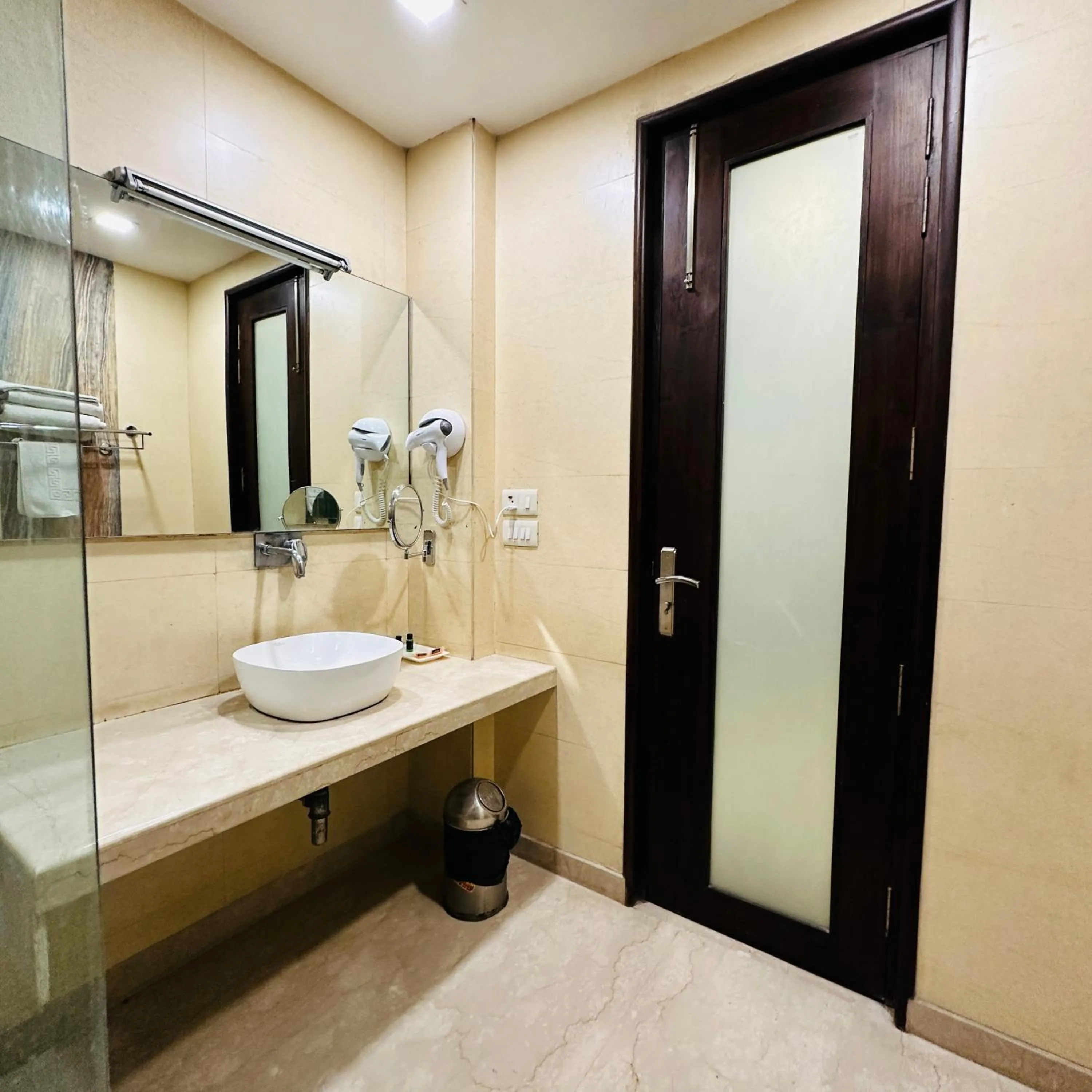 Shower in Qotel Signature Lavish Inn Rajouri Garden