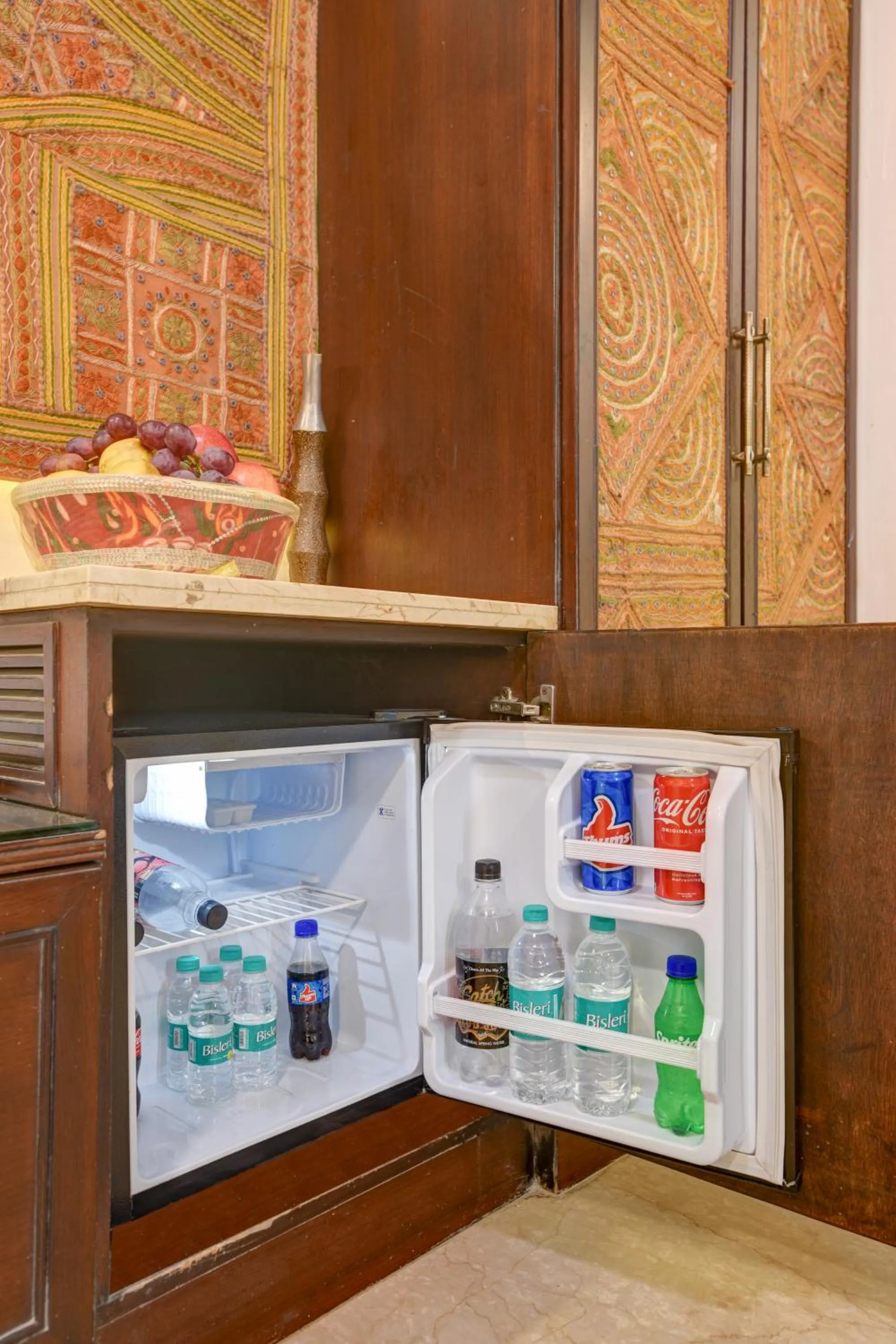 minibar in Qotel Signature Lavish Inn Rajouri Garden