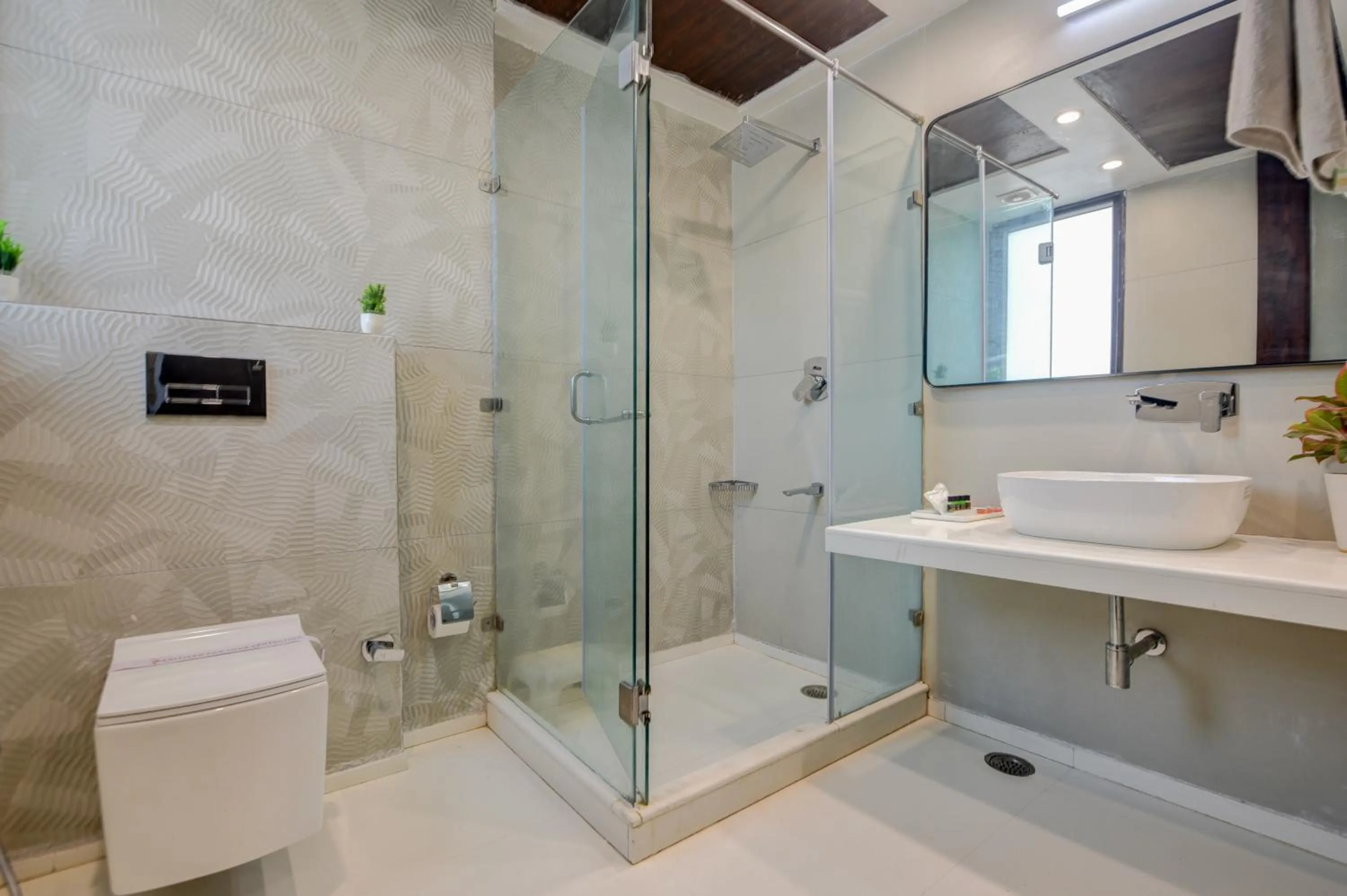 Toilet in Qotel Signature Lavish Inn Rajouri Garden