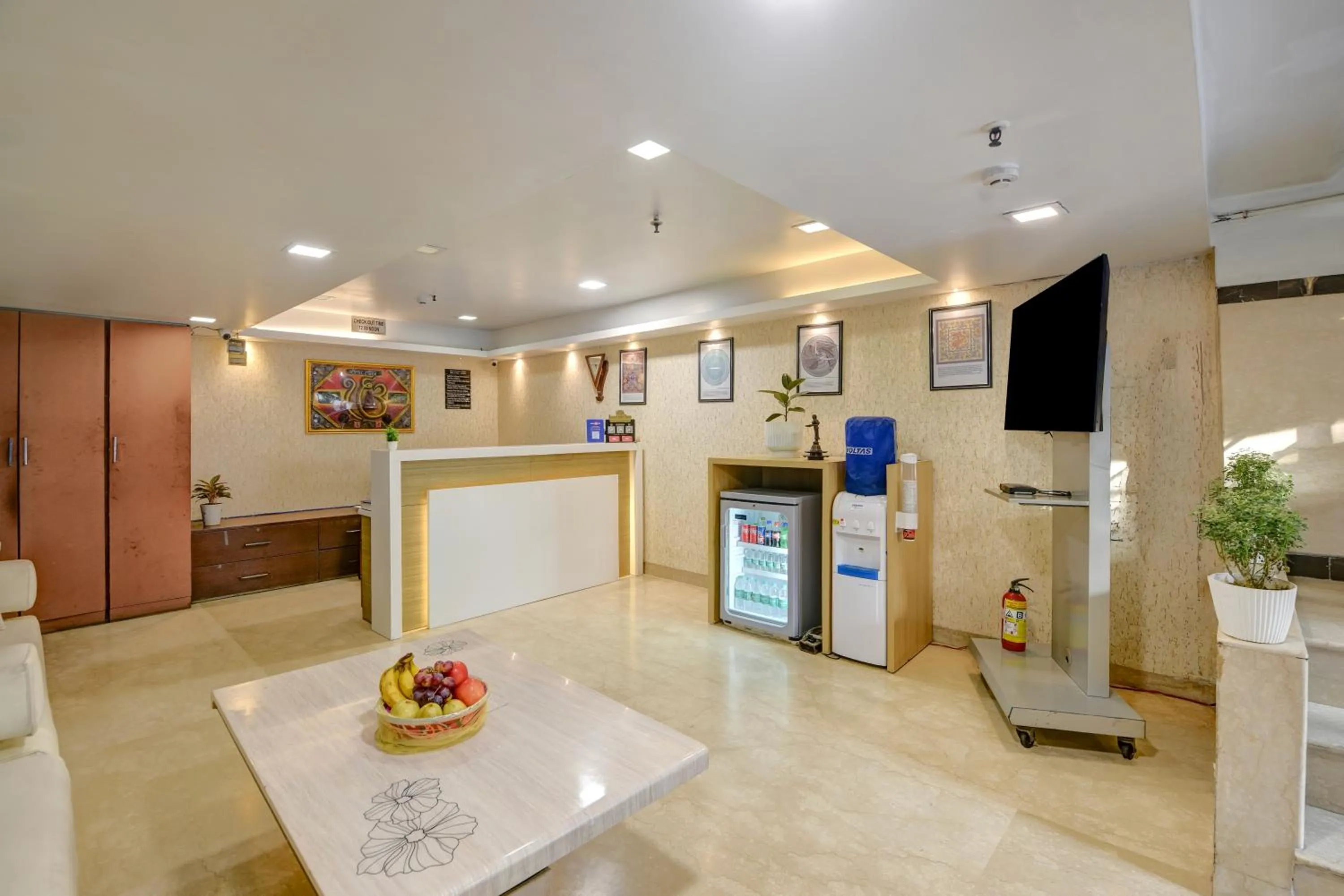 Communal lounge/ TV room in Qotel Signature Lavish Inn Rajouri Garden