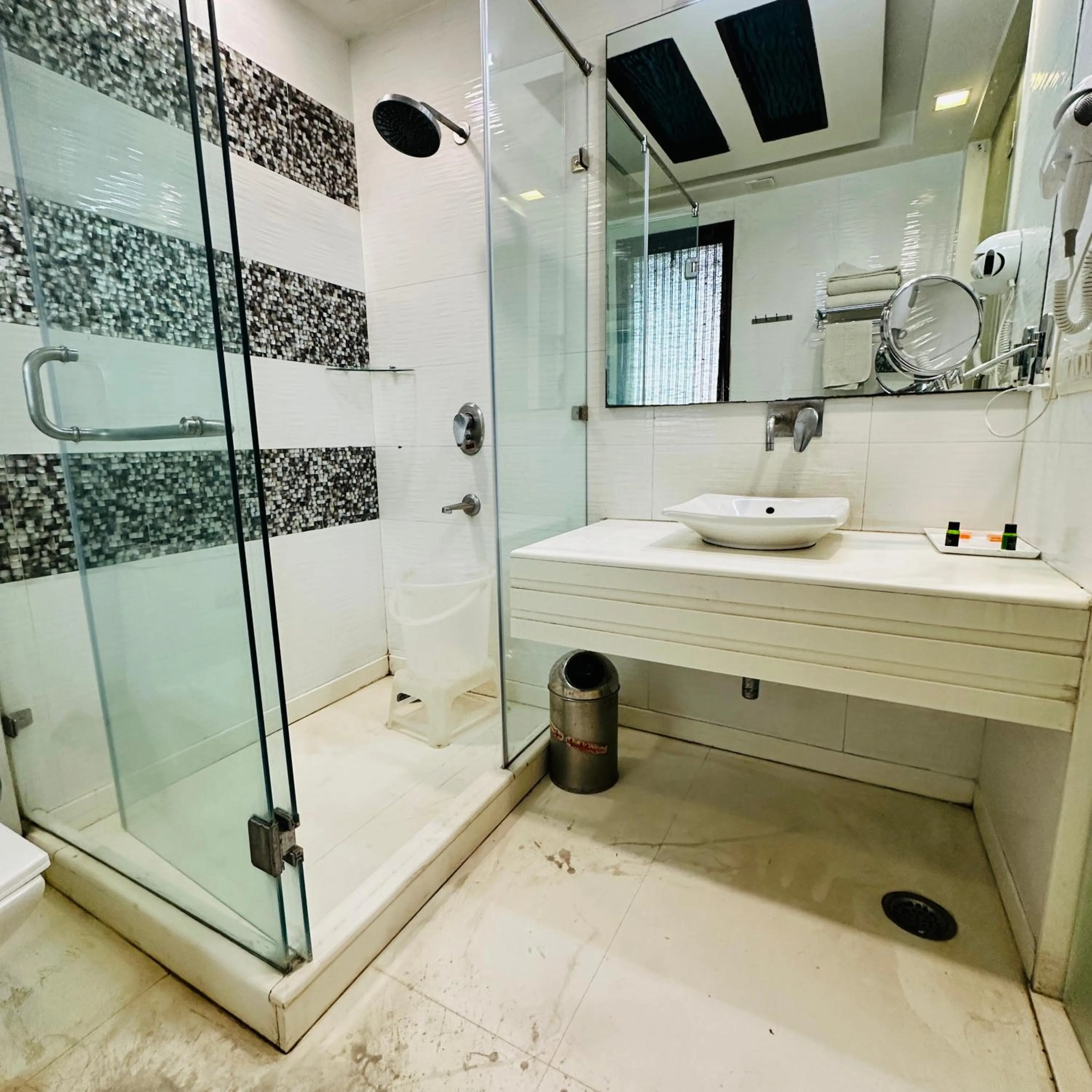 Shower in Qotel Signature Lavish Inn Rajouri Garden