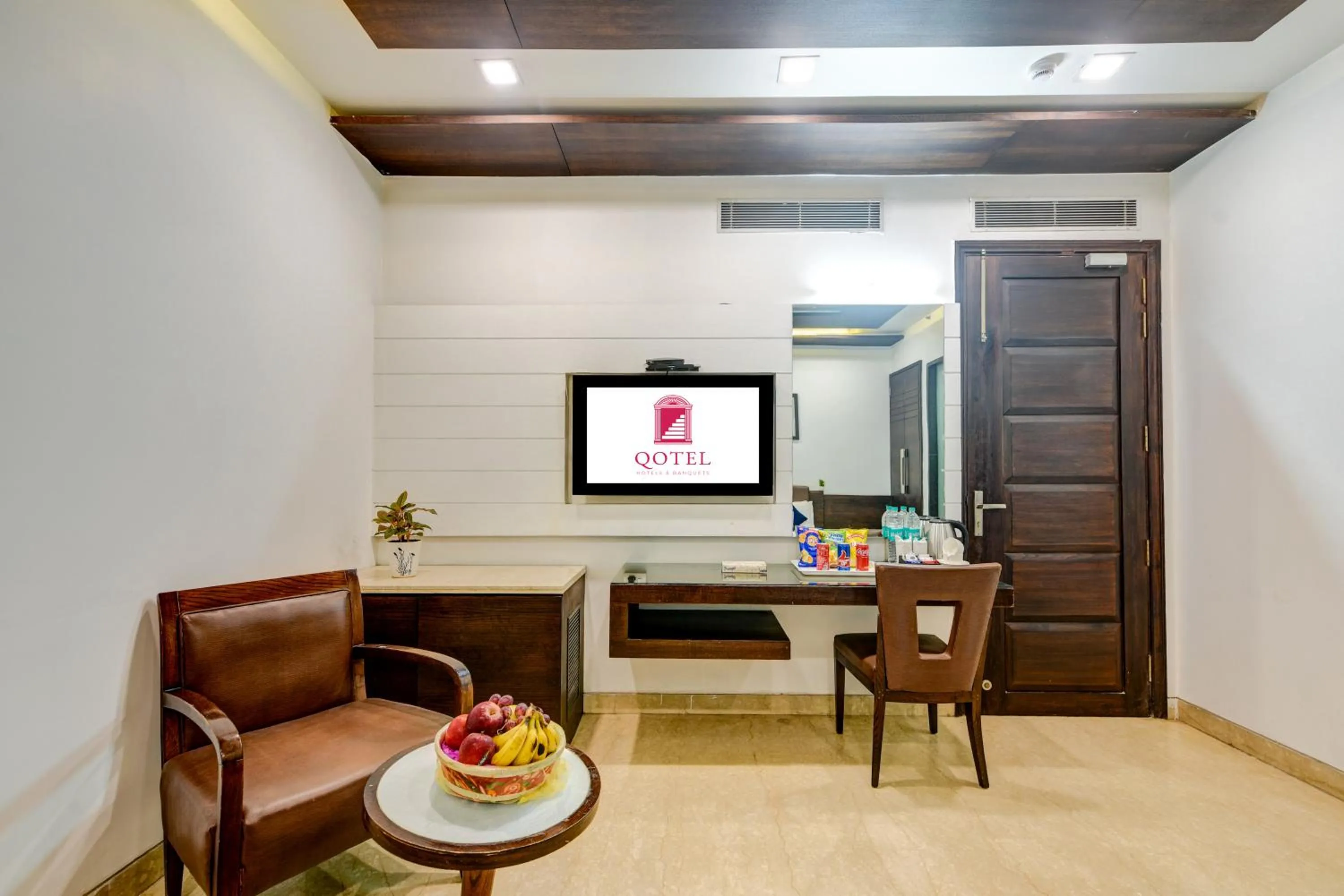 Communal lounge/ TV room in Qotel Signature Lavish Inn Rajouri Garden