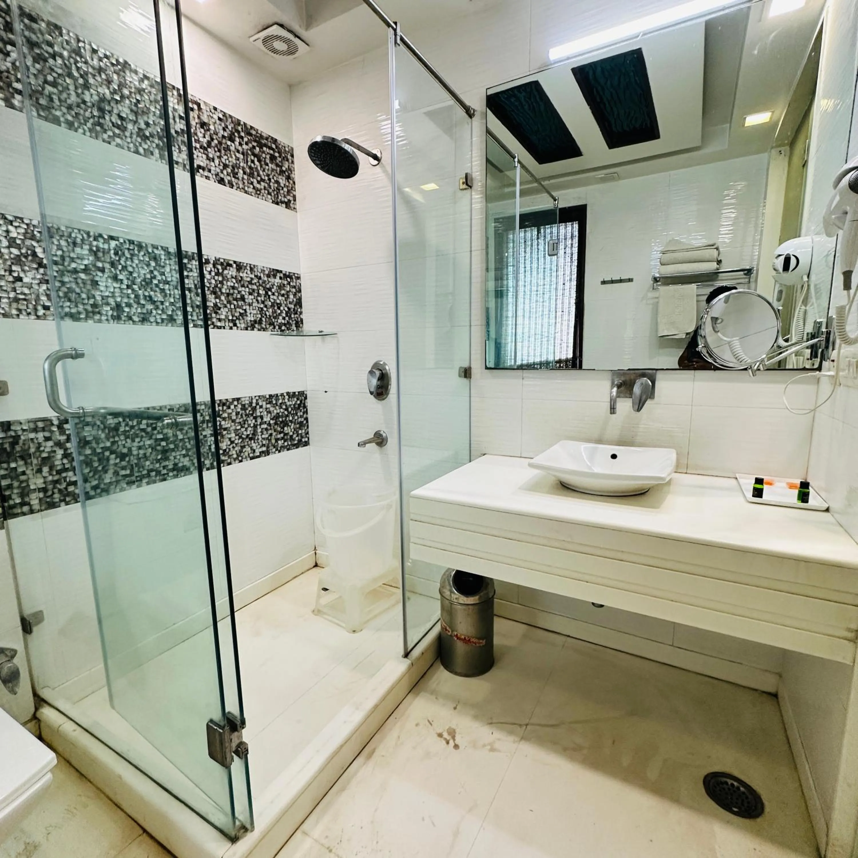 Shower in Qotel Signature Lavish Inn Rajouri Garden