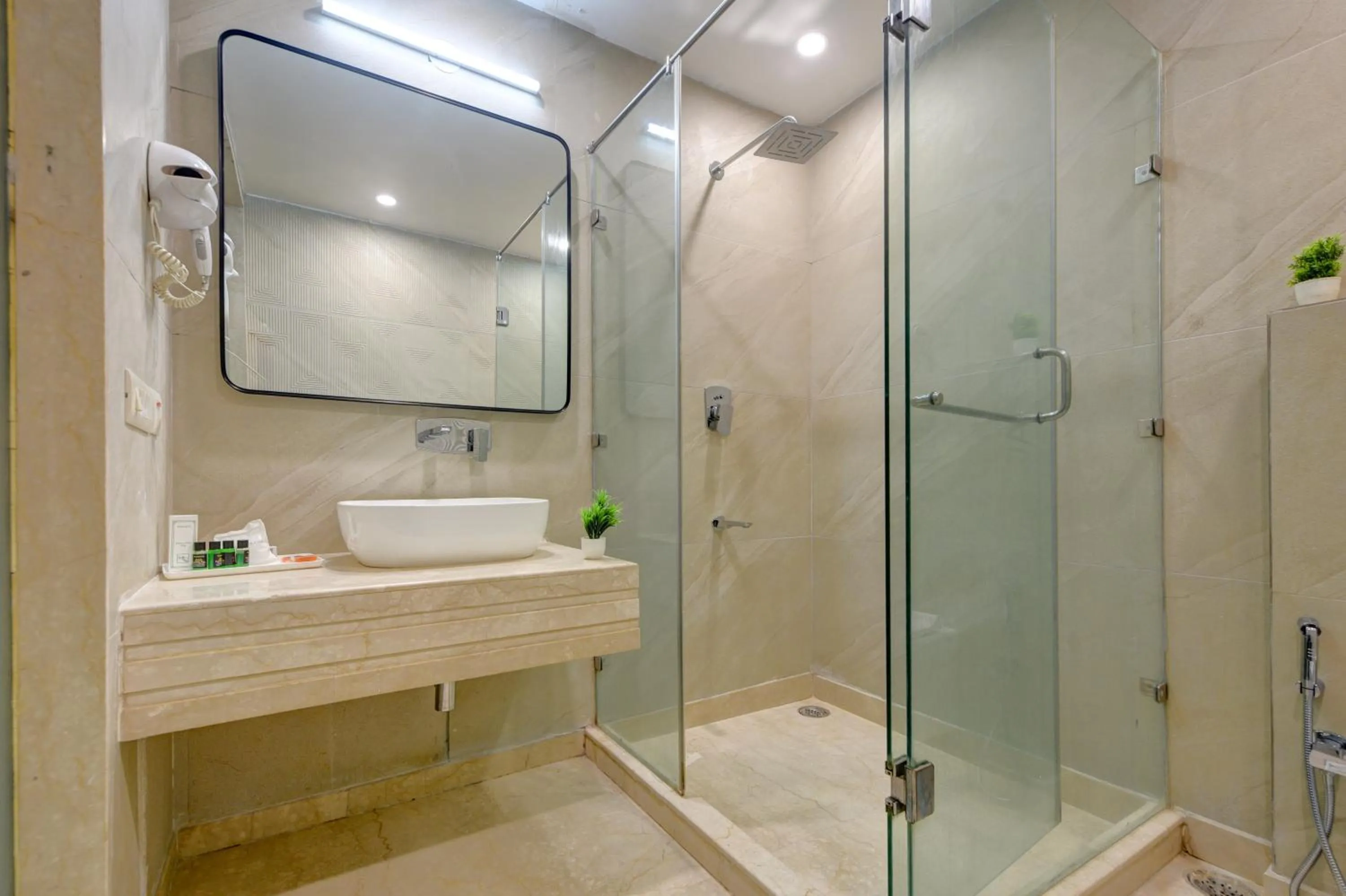 Shower in Qotel Signature Lavish Inn Rajouri Garden