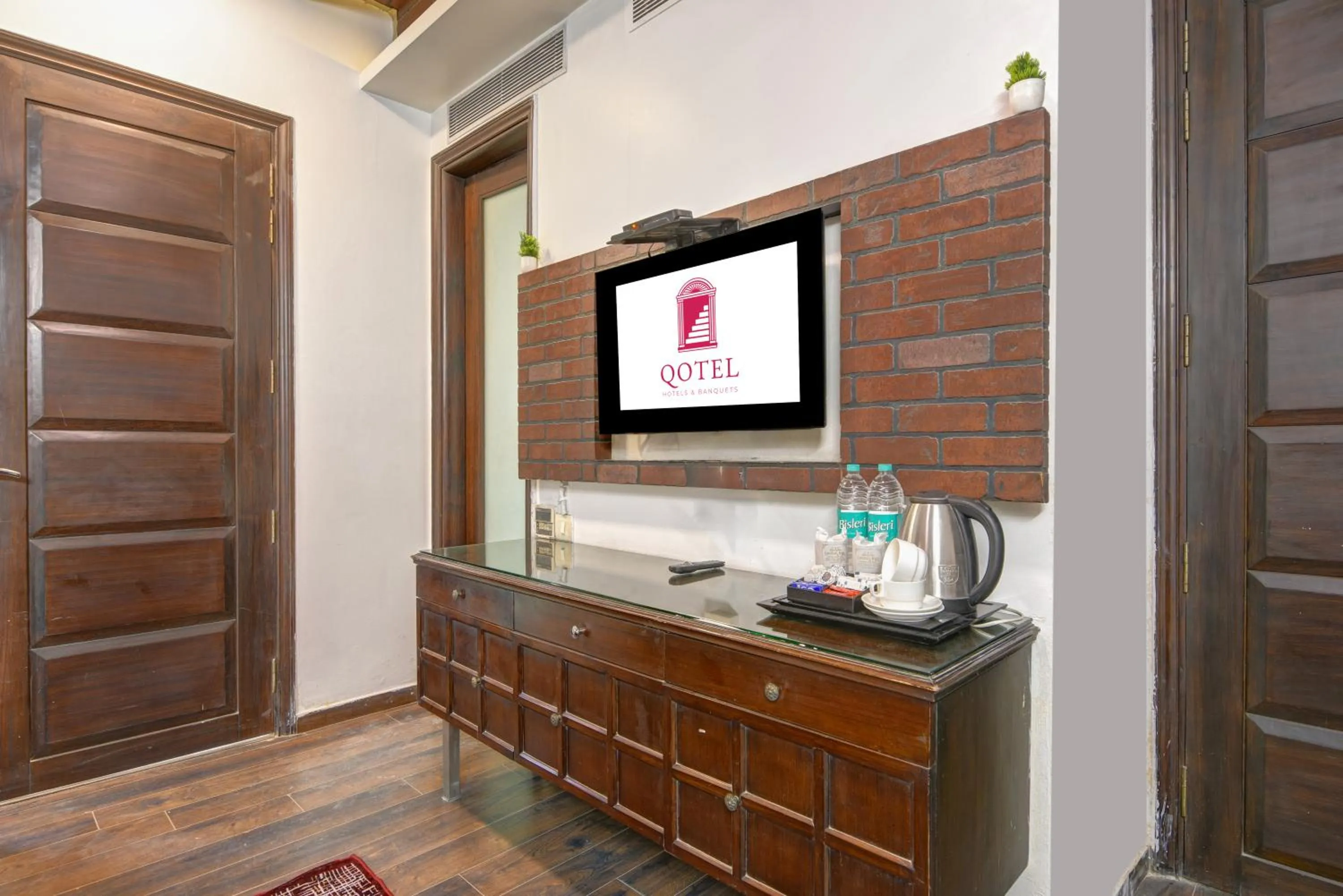 TV and multimedia in Qotel Signature Lavish Inn Rajouri Garden