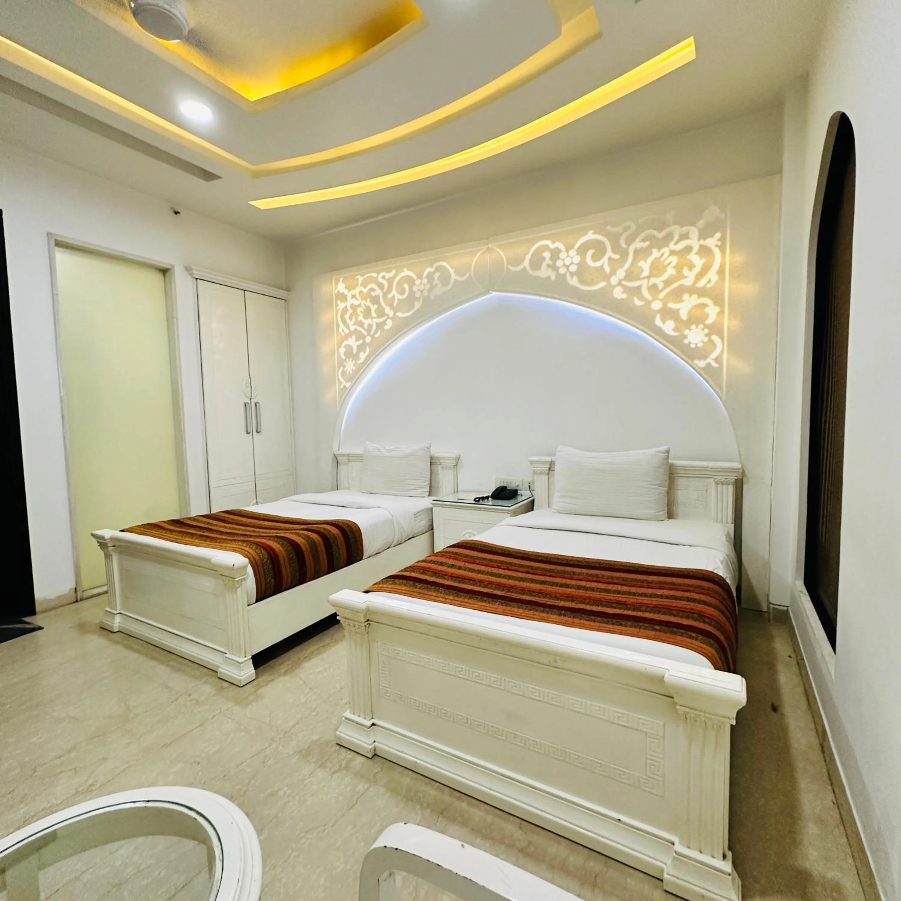 Bed in Qotel Signature Lavish Inn Rajouri Garden