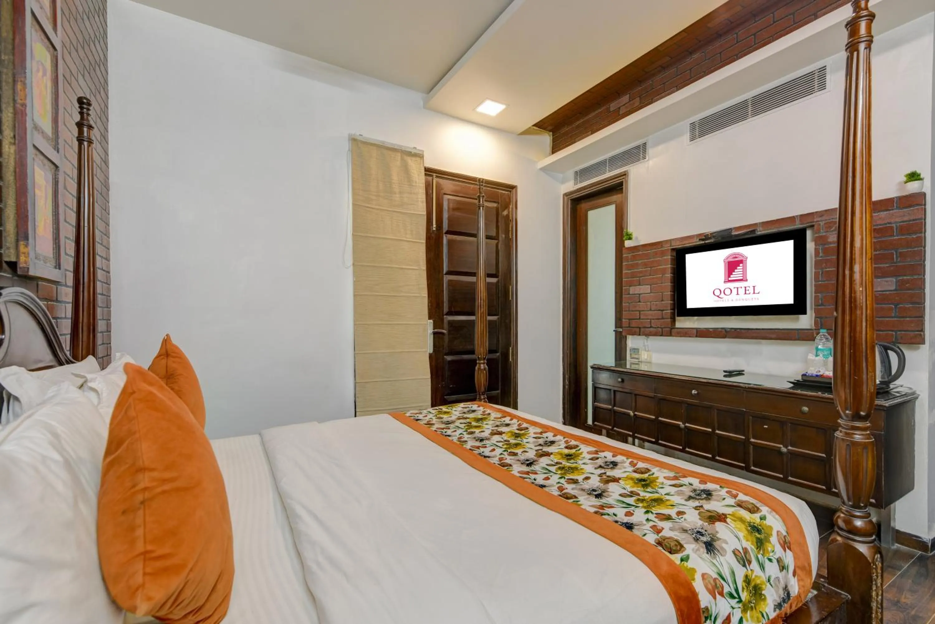 Communal lounge/ TV room, Bed in Qotel Signature Lavish Inn Rajouri Garden