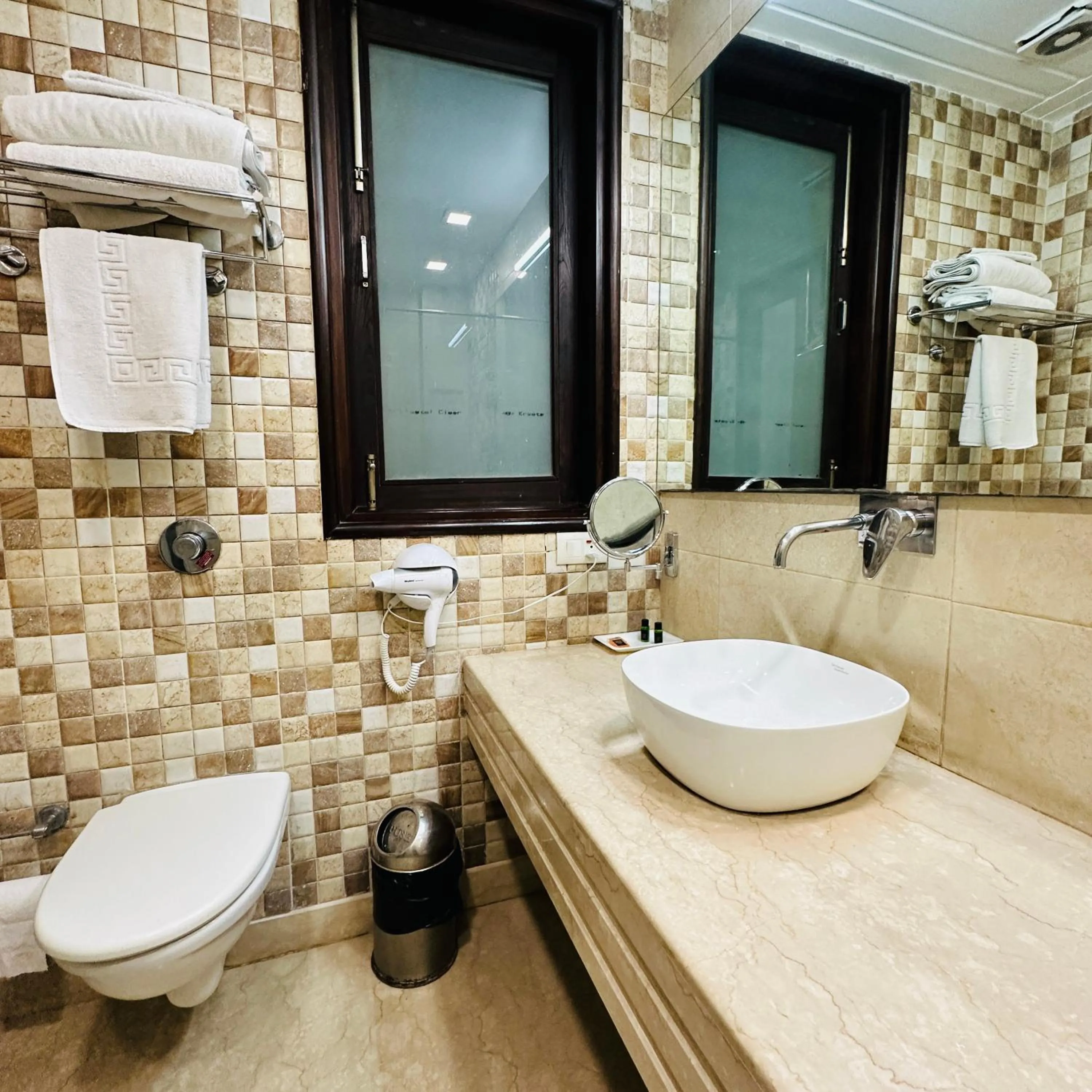 Shower in Qotel Signature Lavish Inn Rajouri Garden