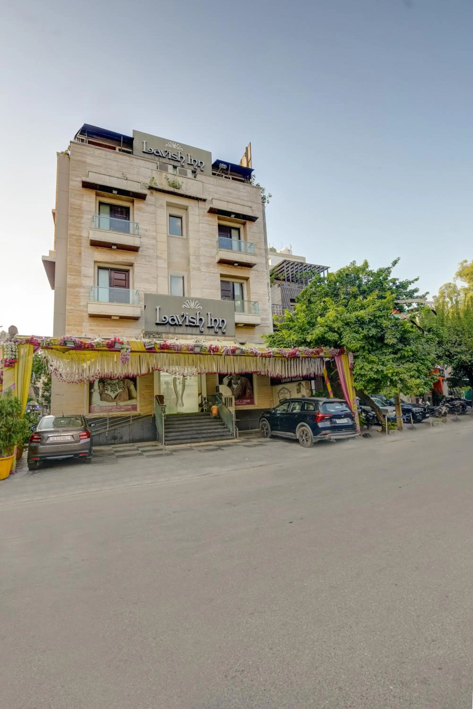 Property building in Qotel Signature Lavish Inn Rajouri Garden