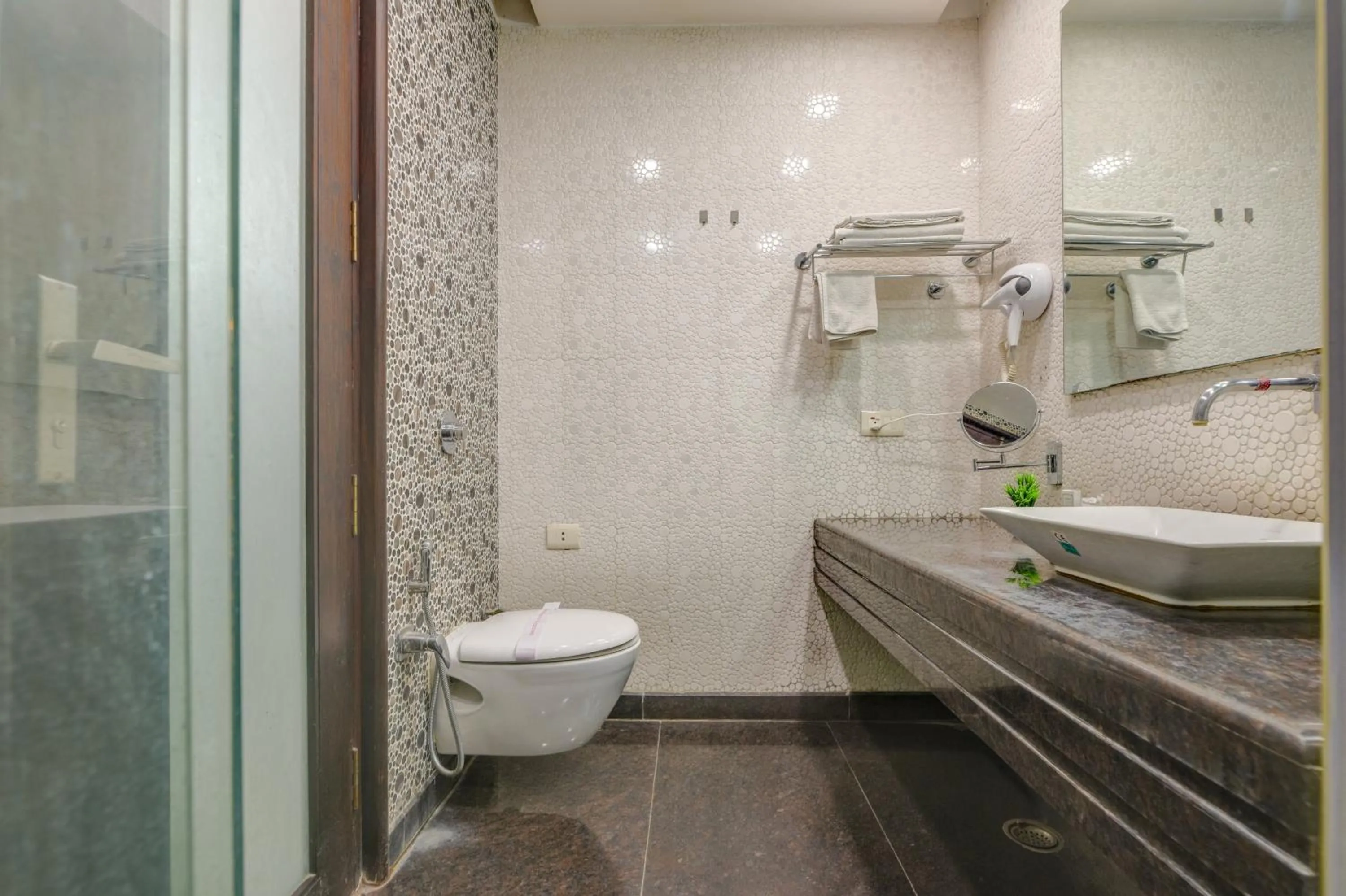 Shower in Qotel Signature Lavish Inn Rajouri Garden