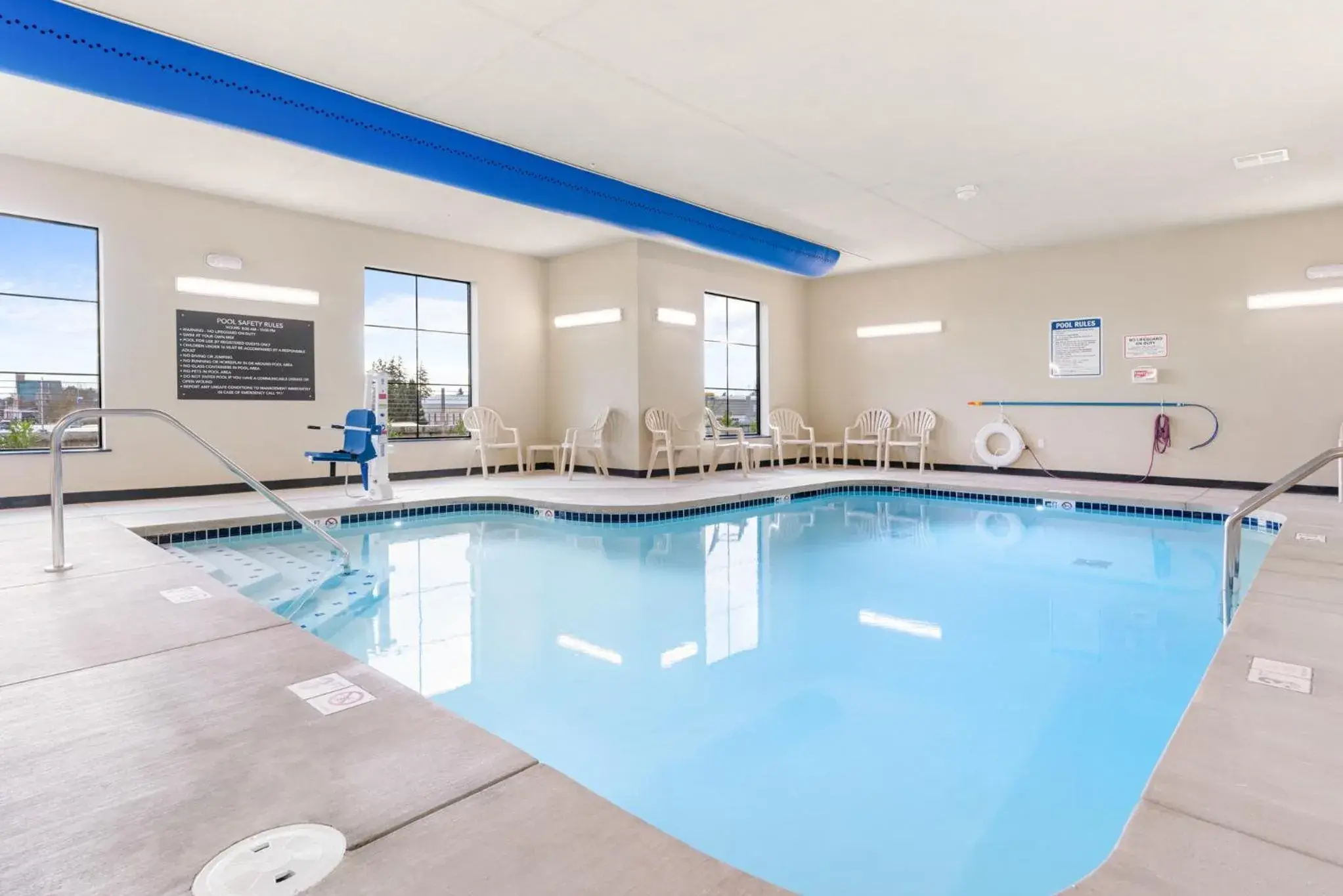 Swimming pool in Cobblestone Hotel & Suites - Lynden Swimming pool in Cobblestone Hotel & Suites - Lynden