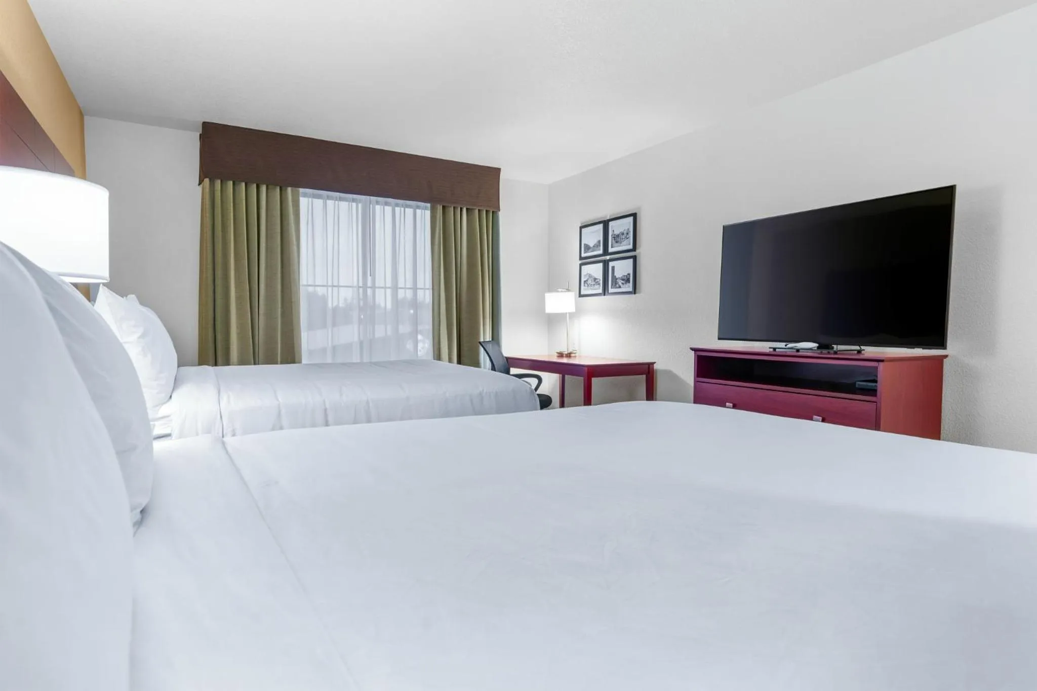 Bed in Cobblestone Hotel & Suites - Lynden