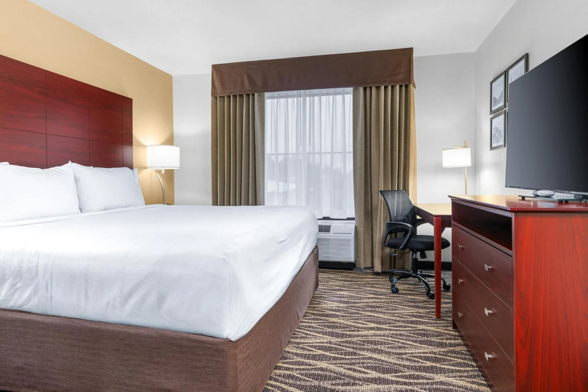 Photo of the whole room, Bed in Cobblestone Hotel & Suites - Lynden