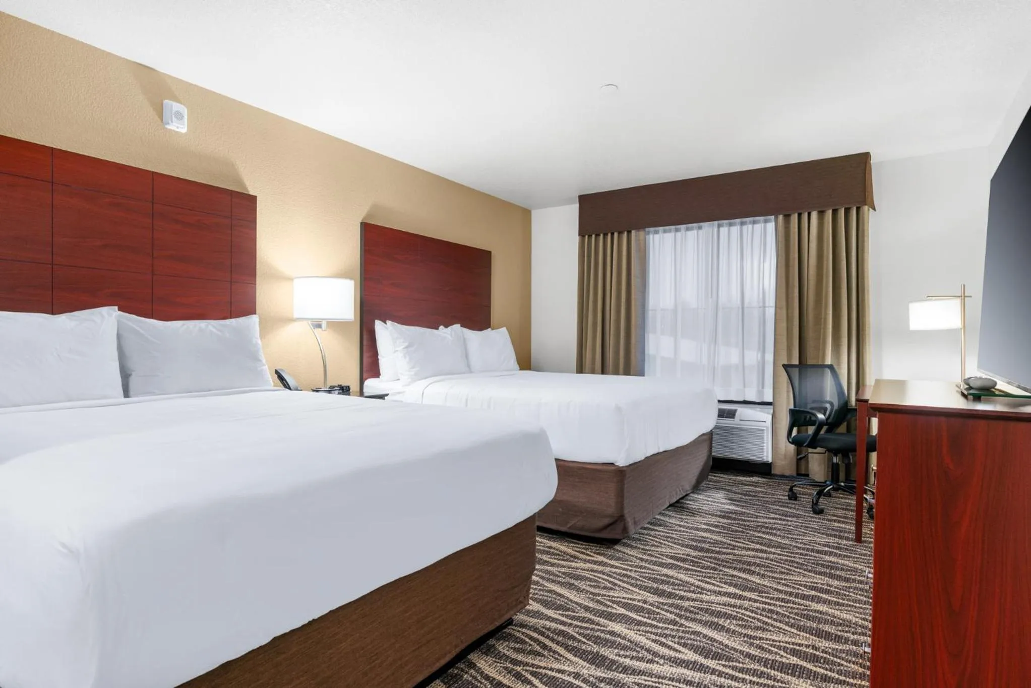 Photo of the whole room, Bed in Cobblestone Hotel & Suites - Lynden