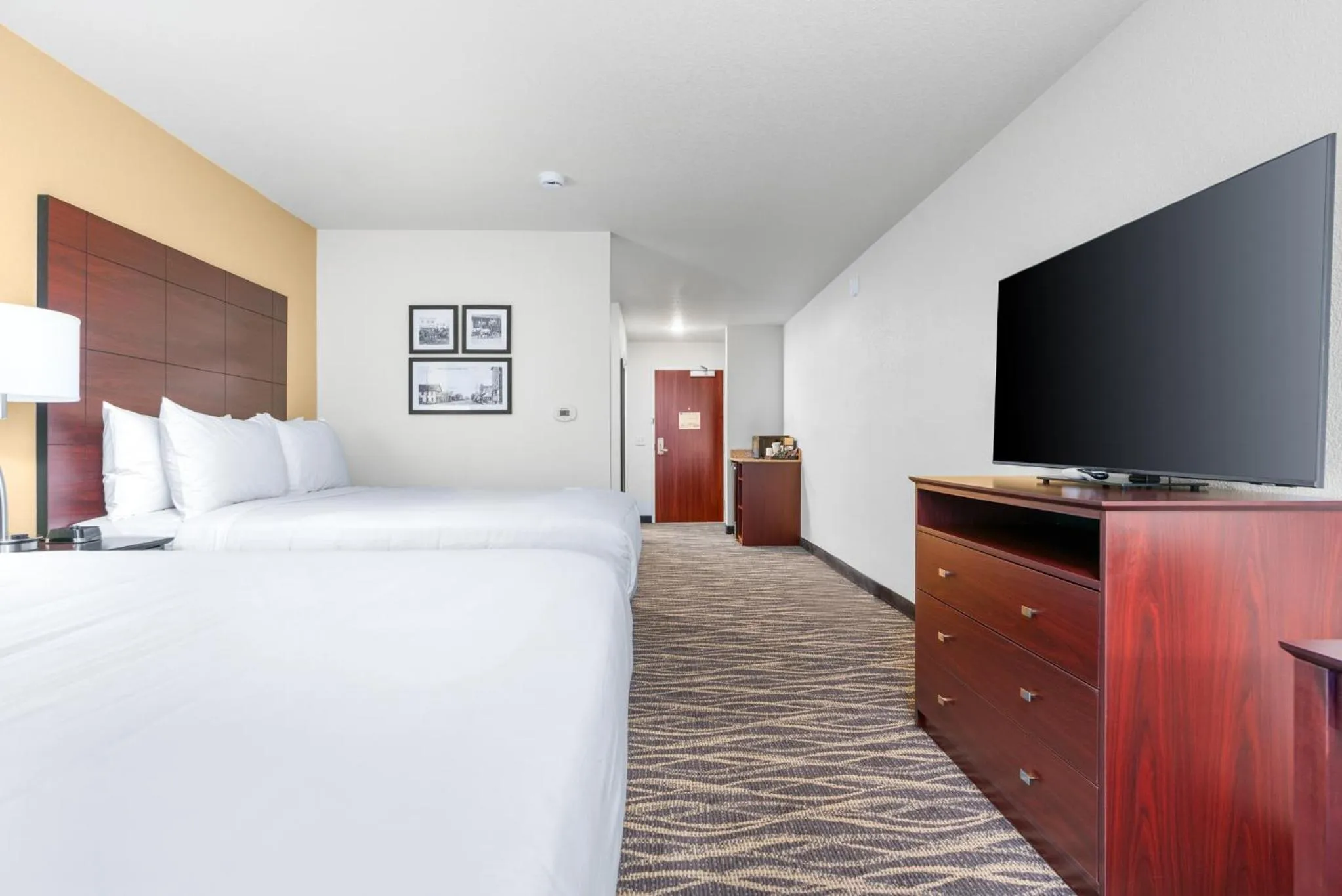 Photo of the whole room, Bed in Cobblestone Hotel & Suites - Lynden