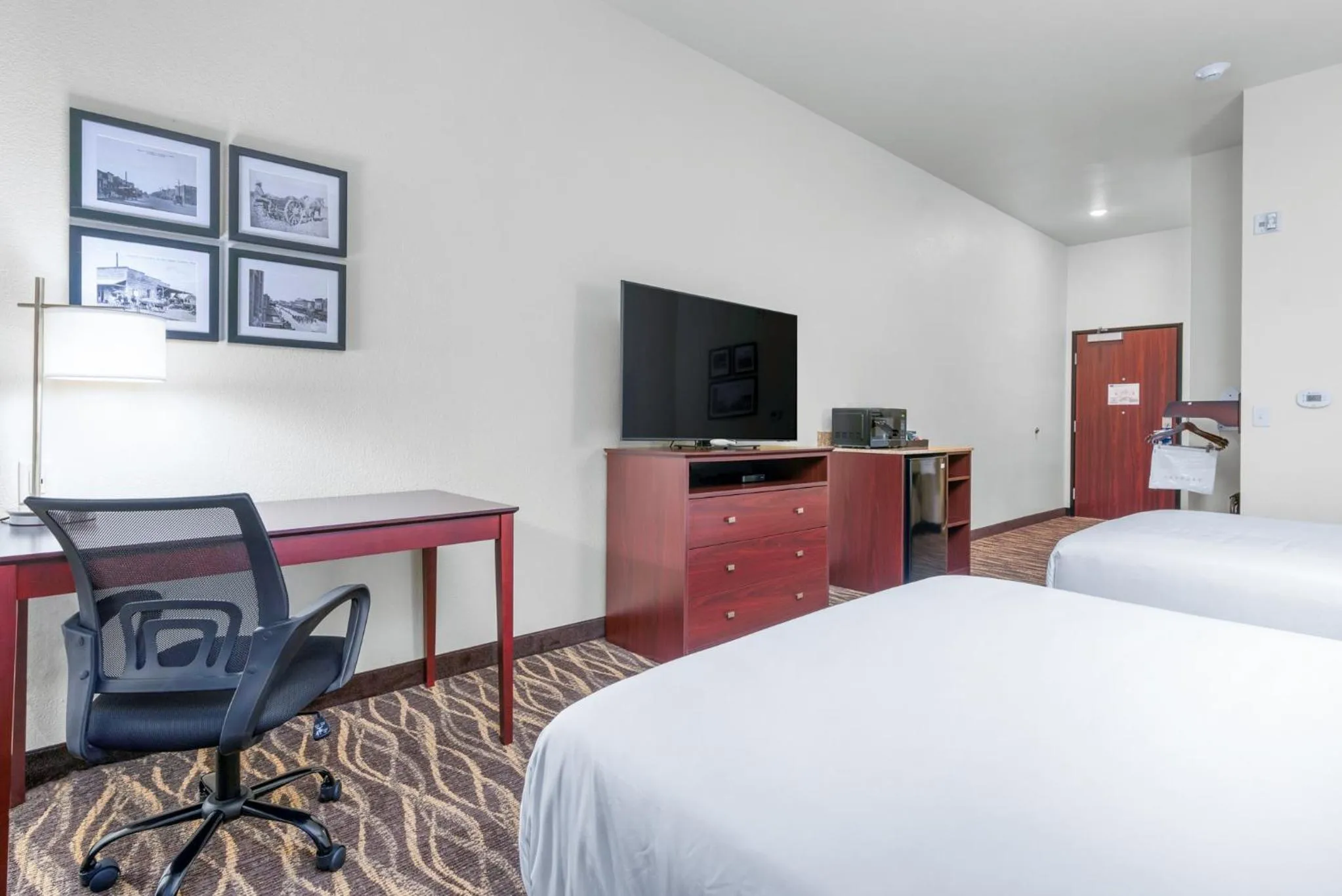 Bedroom, Bed in Cobblestone Hotel & Suites - Lynden