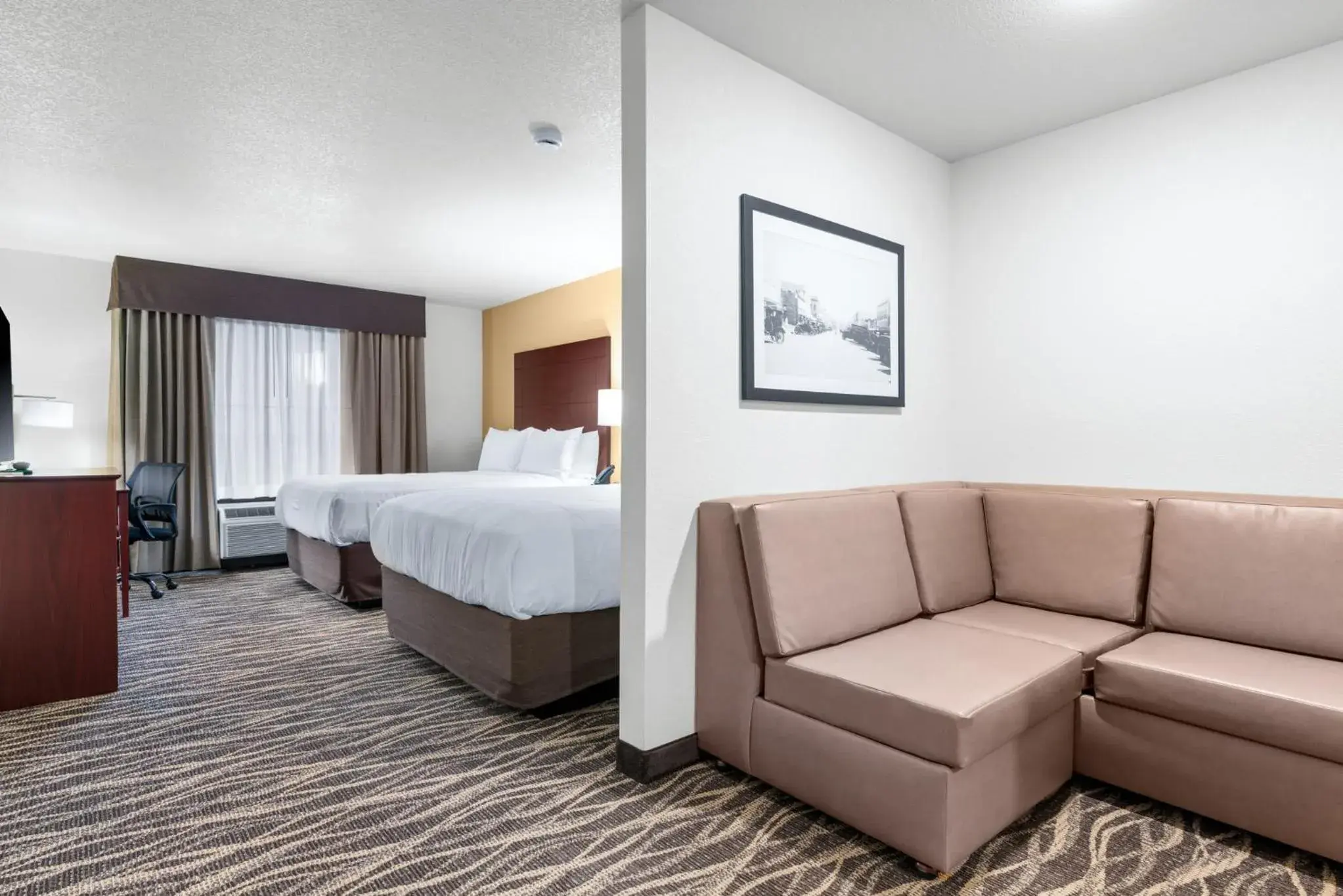 Queen Studio in Cobblestone Hotel & Suites - Lynden Queen Studio in Cobblestone Hotel & Suites - Lynden