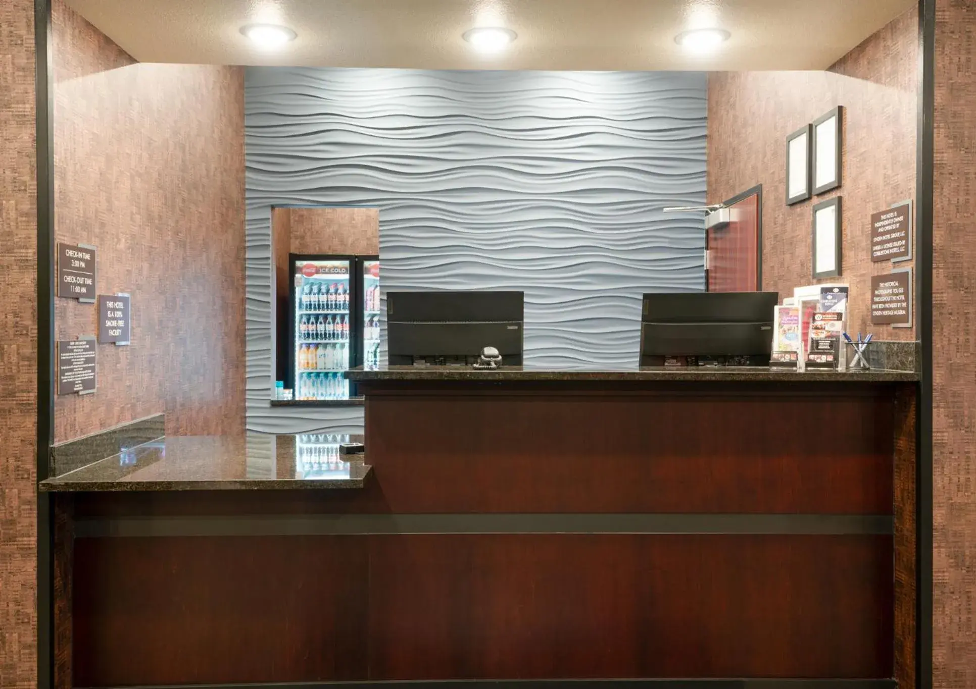 Lobby or reception in Cobblestone Hotel & Suites - Lynden Lobby or reception in Cobblestone Hotel & Suites - Lynden