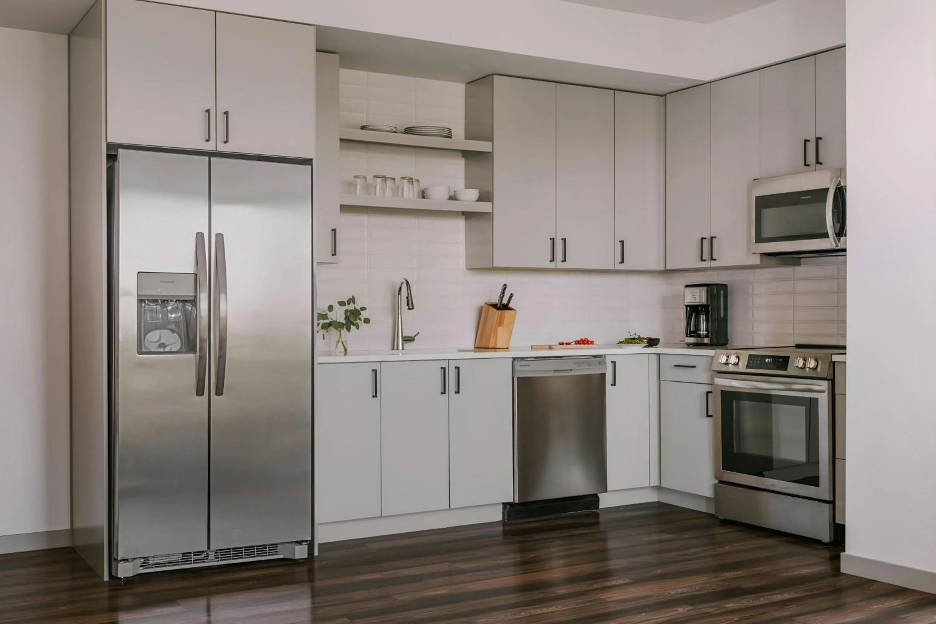 Kitchen or kitchenette in Sonder Skyline Apartments LoHi