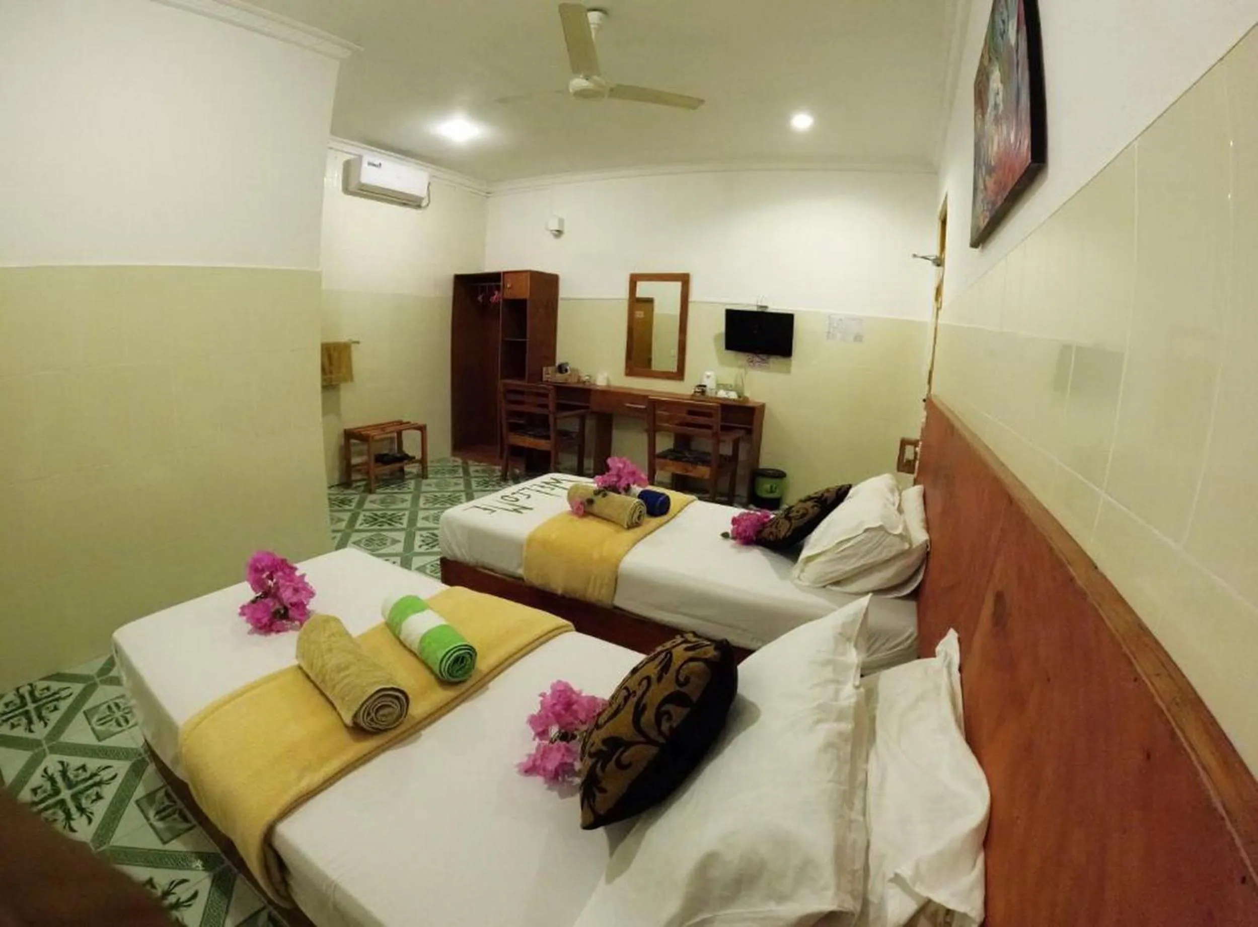 Bed in Adroit Beach Inn