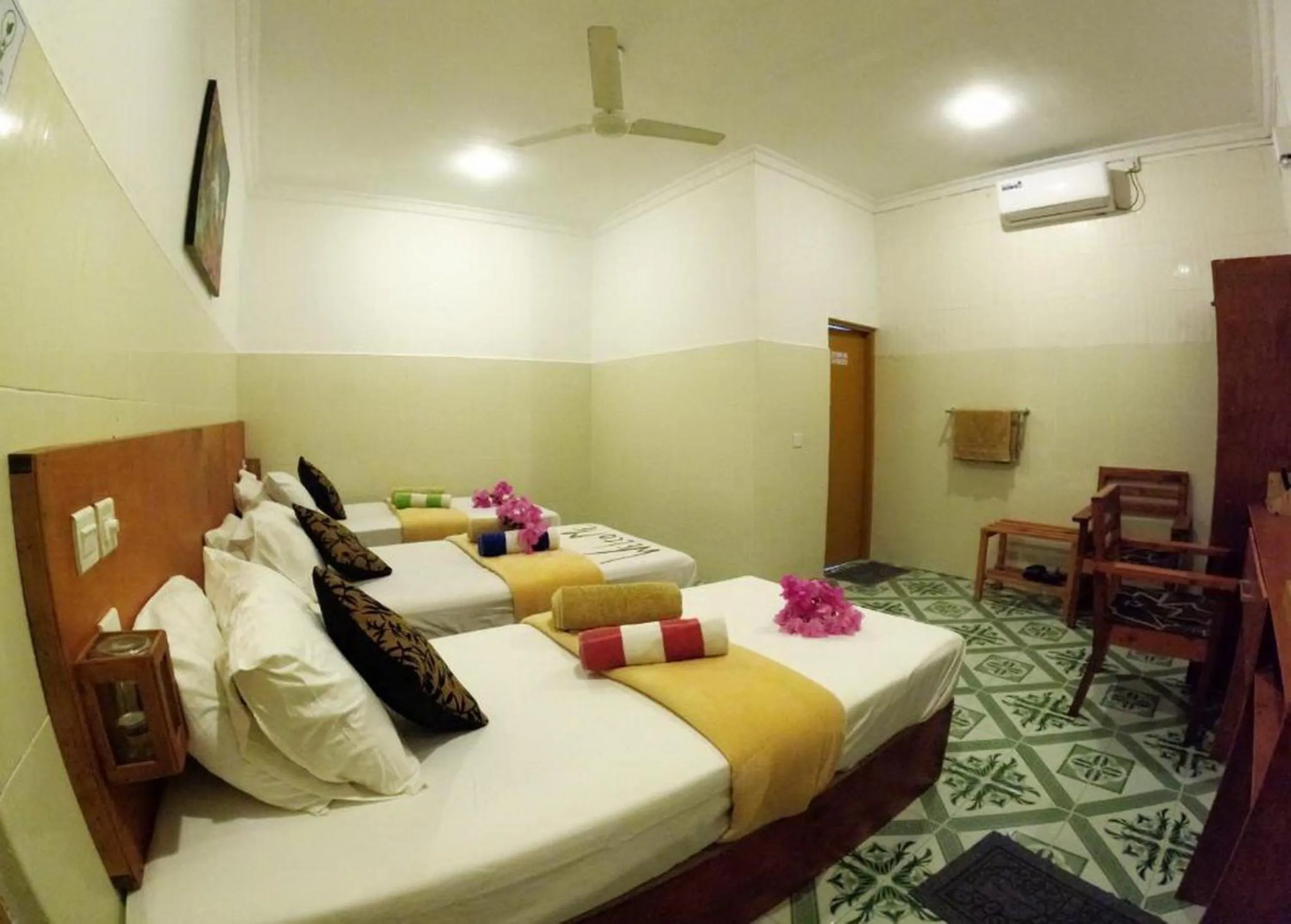 Bed in Adroit Beach Inn