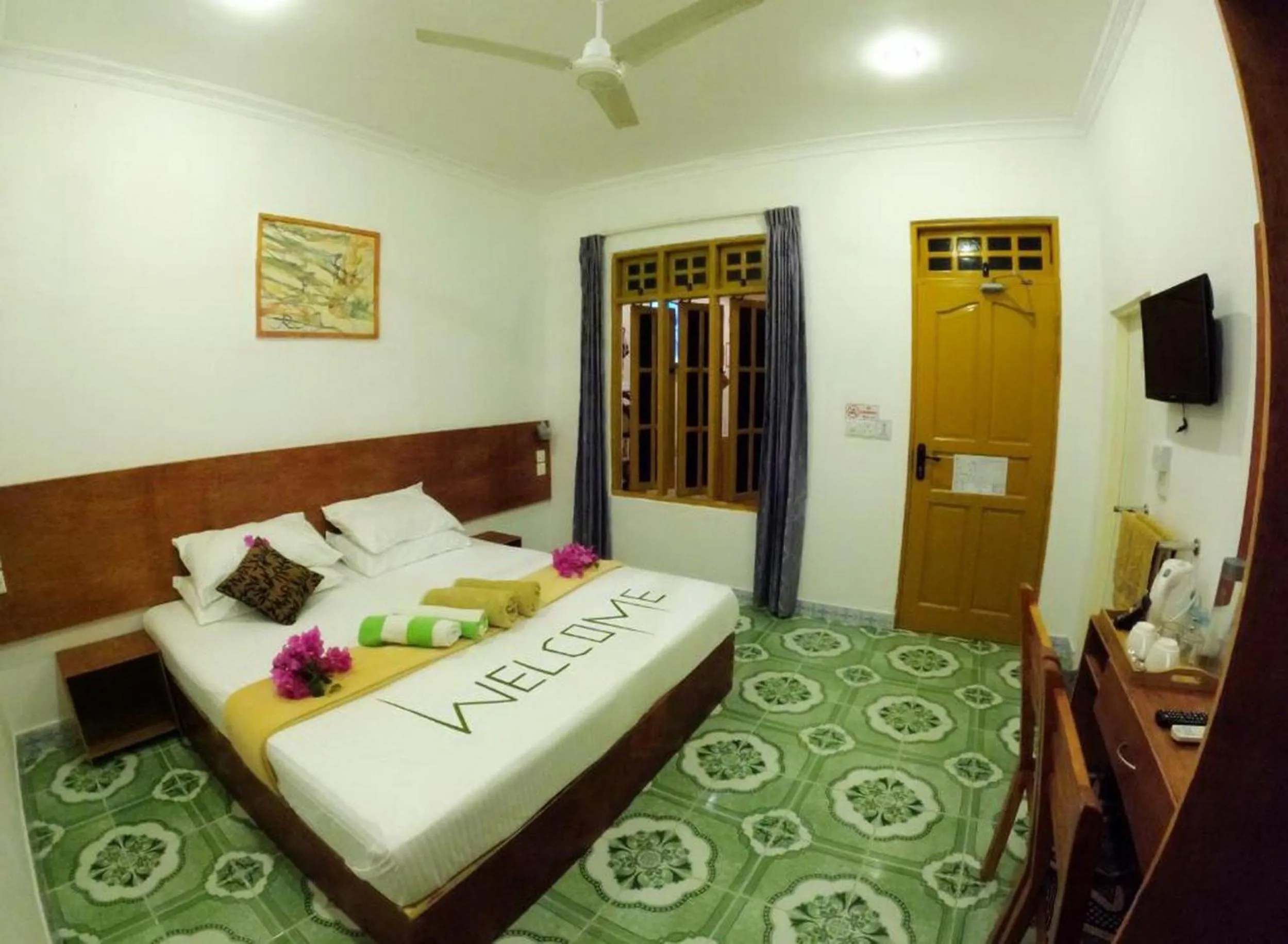 Communal lounge/ TV room in Adroit Beach Inn