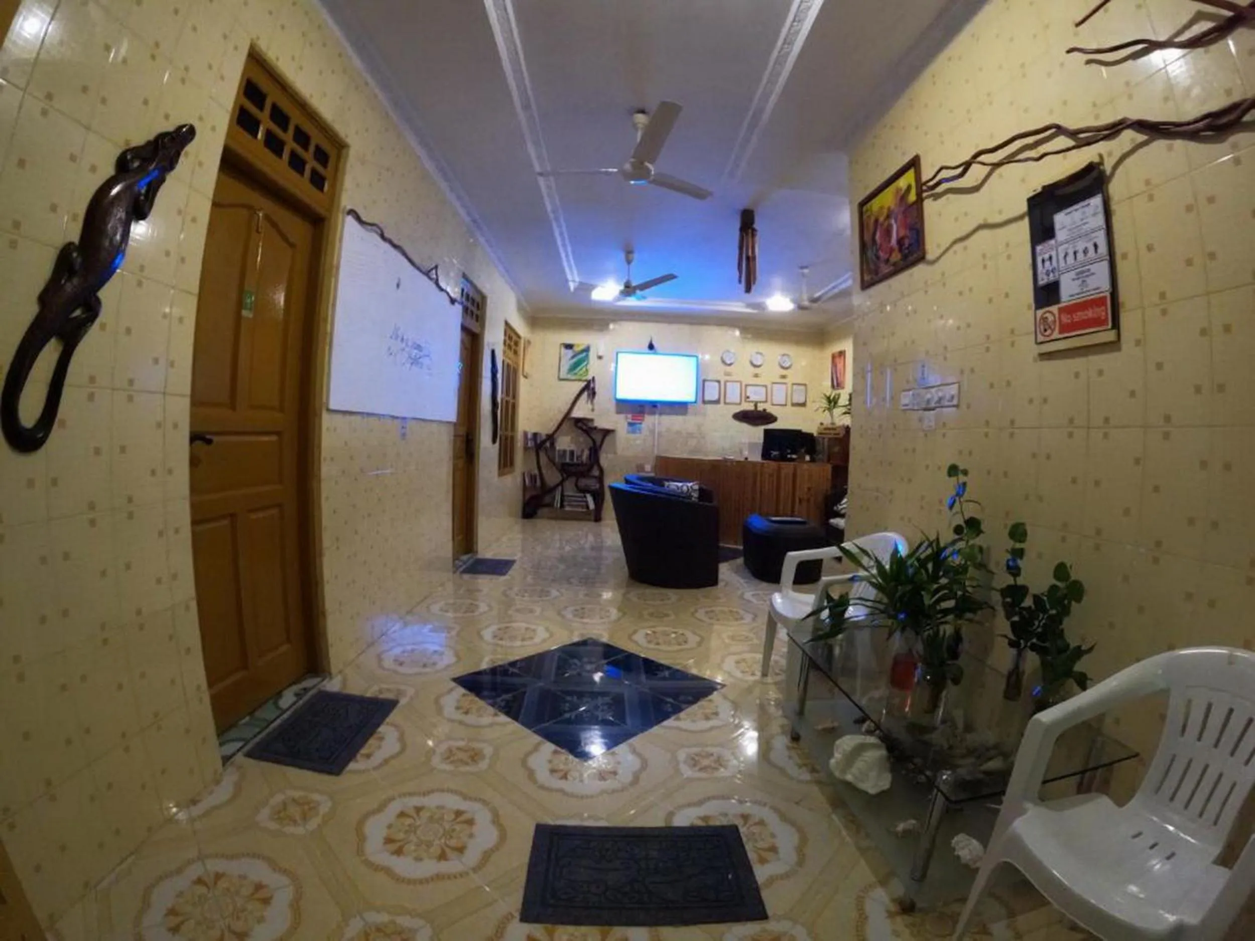 Communal lounge/ TV room in Adroit Beach Inn