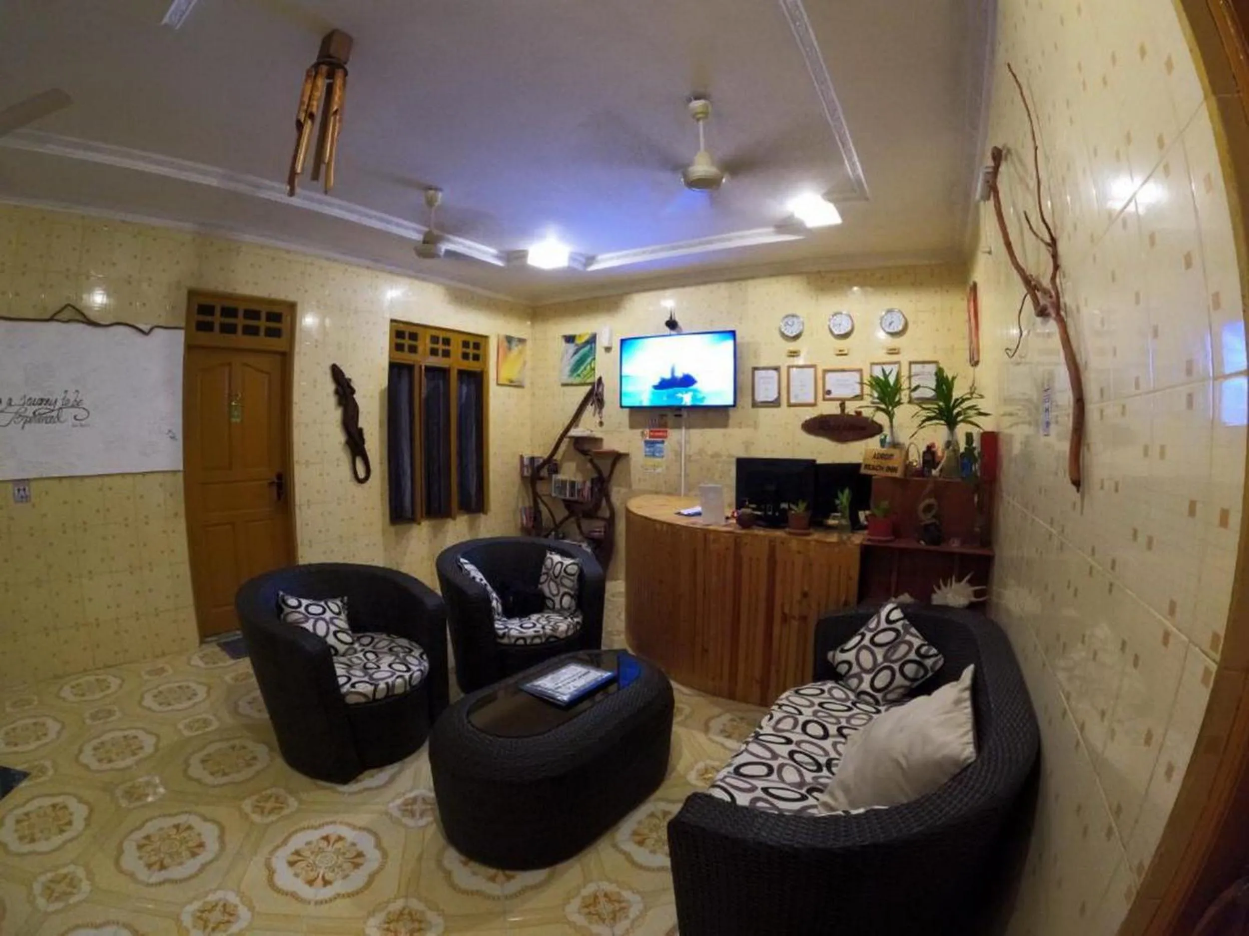 Communal lounge/ TV room in Adroit Beach Inn