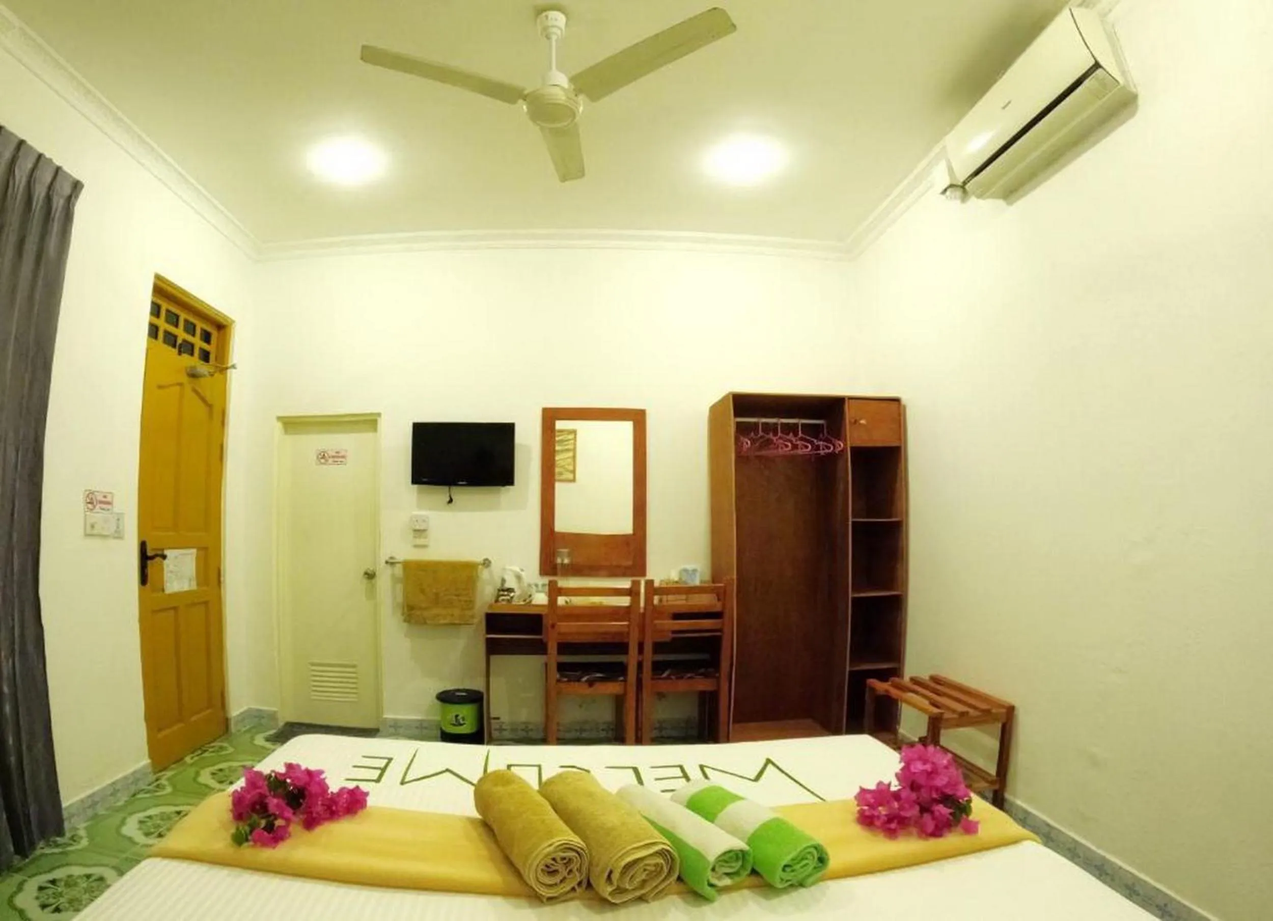 Bed in Adroit Beach Inn