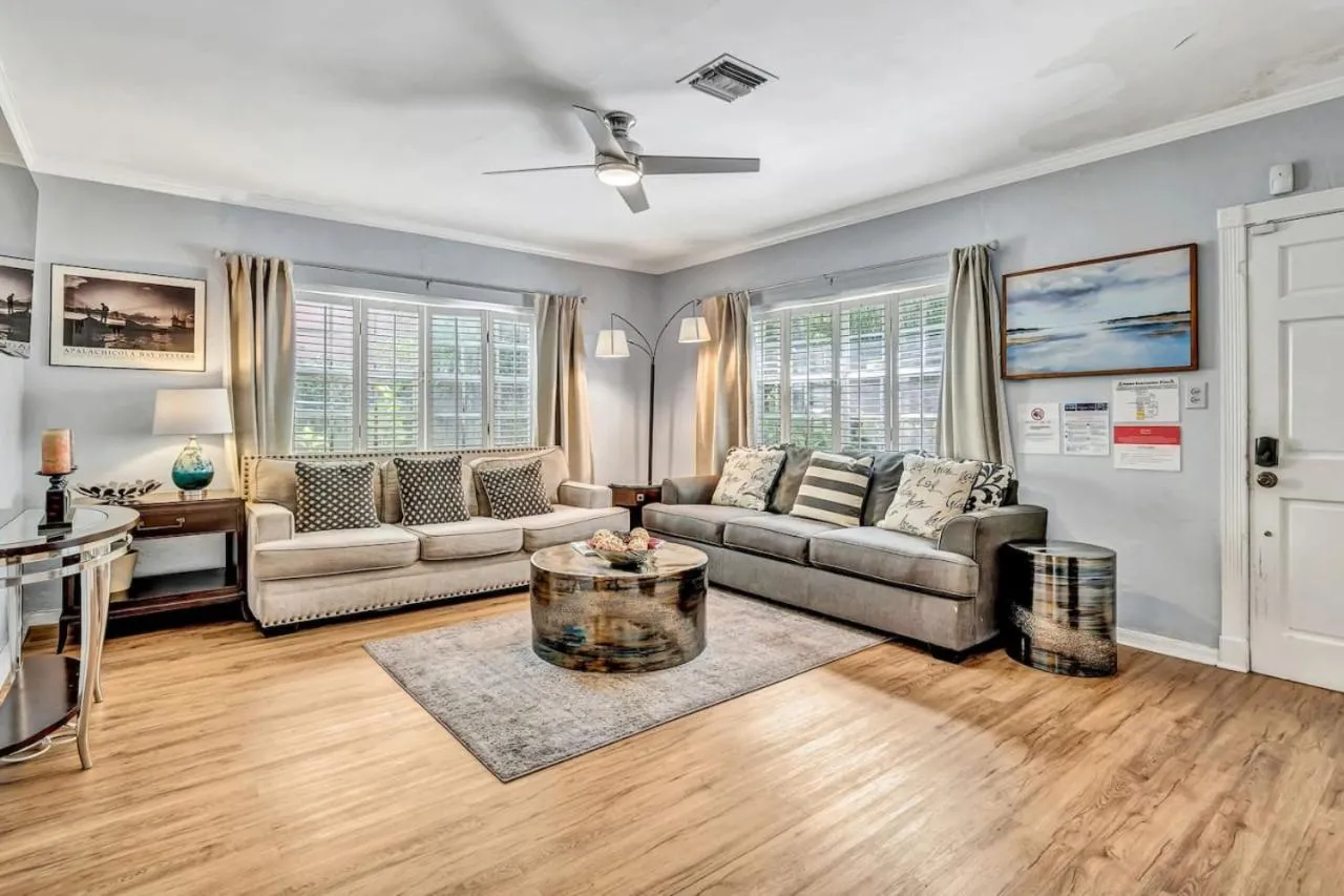 Family Home 2BR Heated Pool, Victoria Park