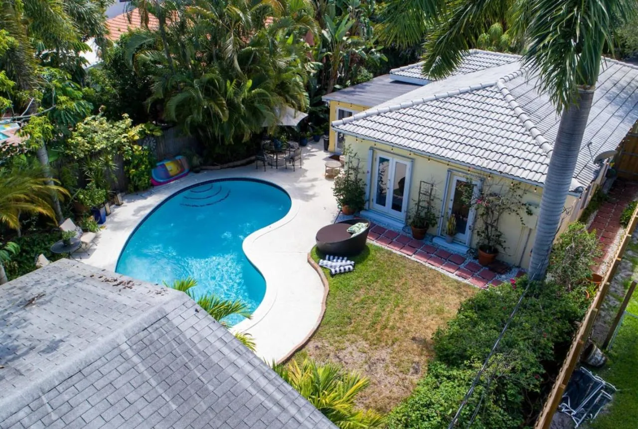 Family Home 2BR Heated Pool, Victoria Park