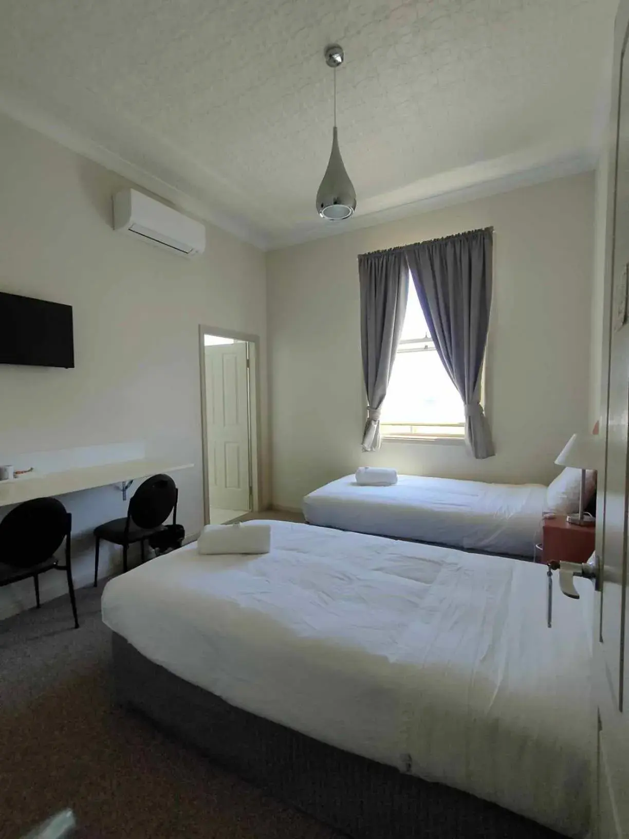Standard Twin Room in Kandos Hotel Standard Twin Room in Kandos Hotel