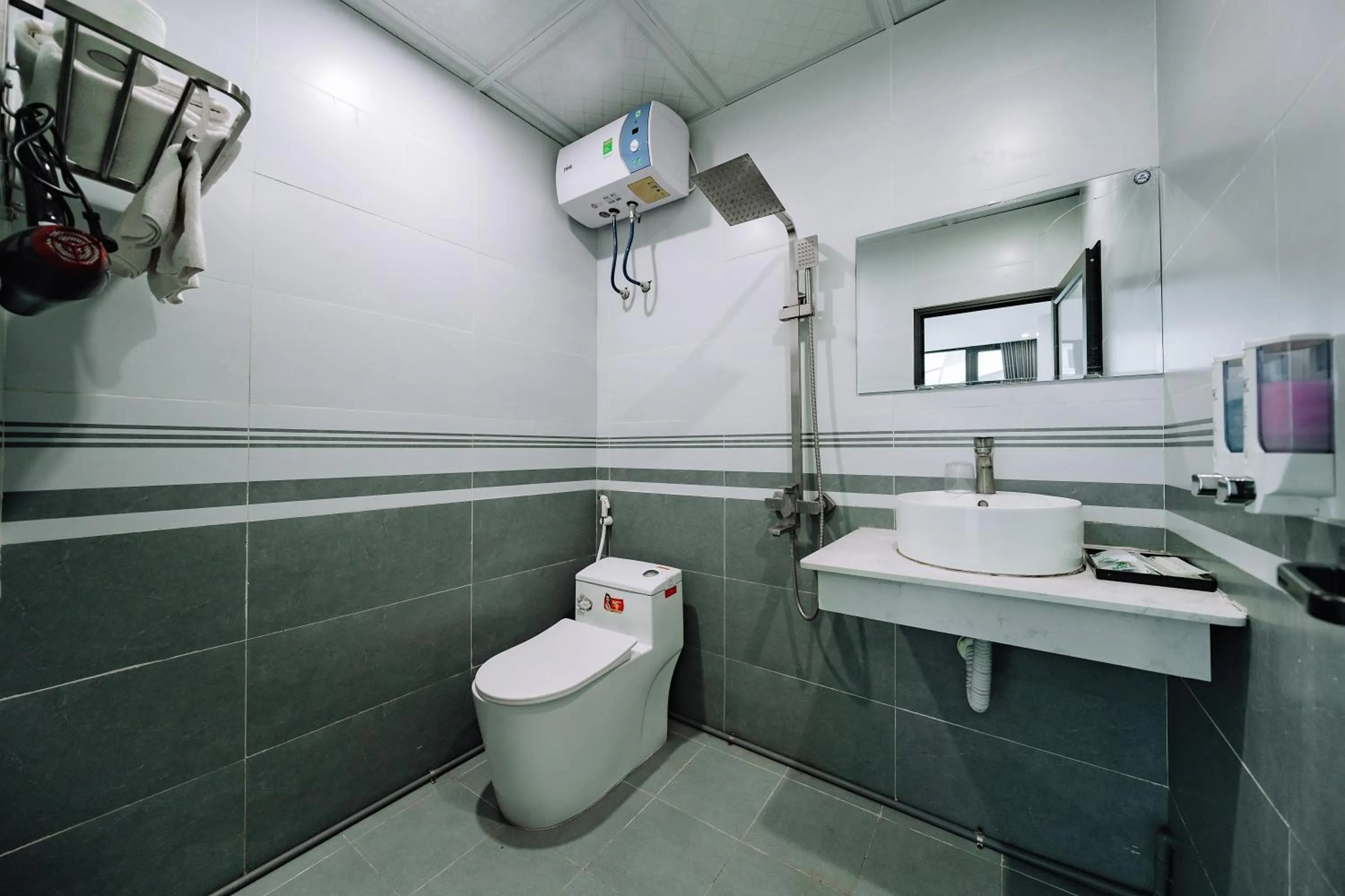 Toilet in Cat Ba Friendly Hotel