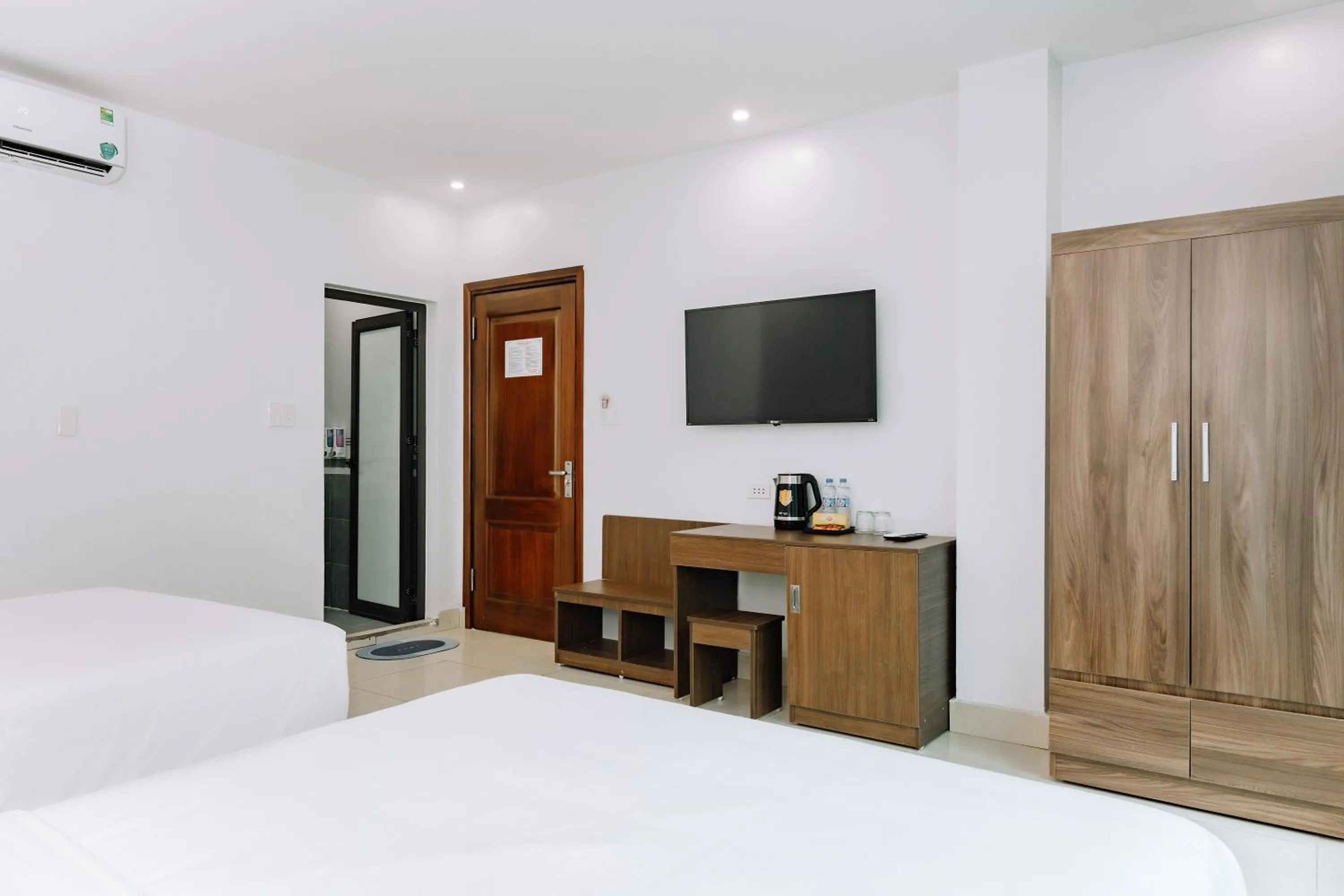 Photo of the whole room, Bed in Cat Ba Friendly Hotel