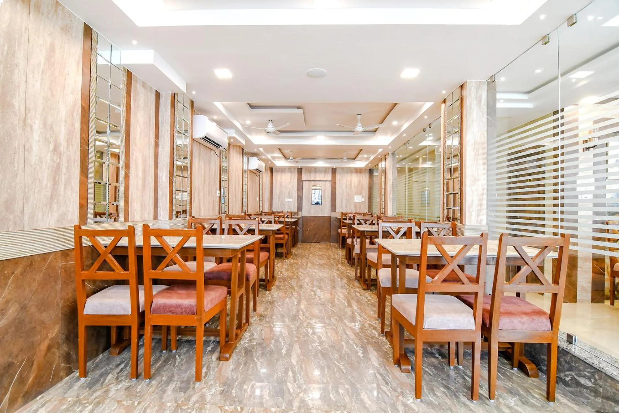 Restaurant/places to eat in FabHotel Prime The Pavilion - Nr City Centre 2