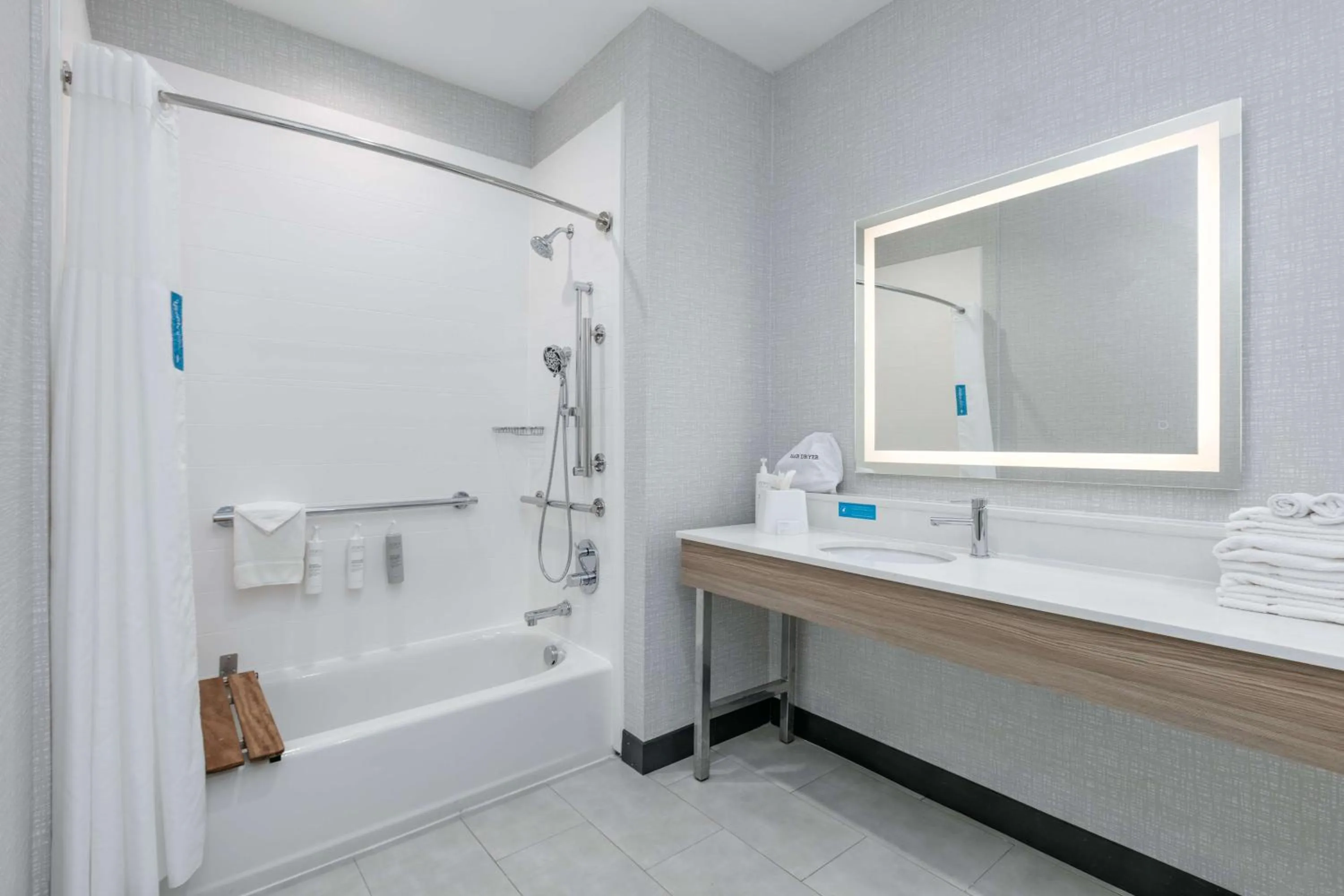 Bathroom in Hampton Inn & Suites by Hilton Shenandoah The Woodlands