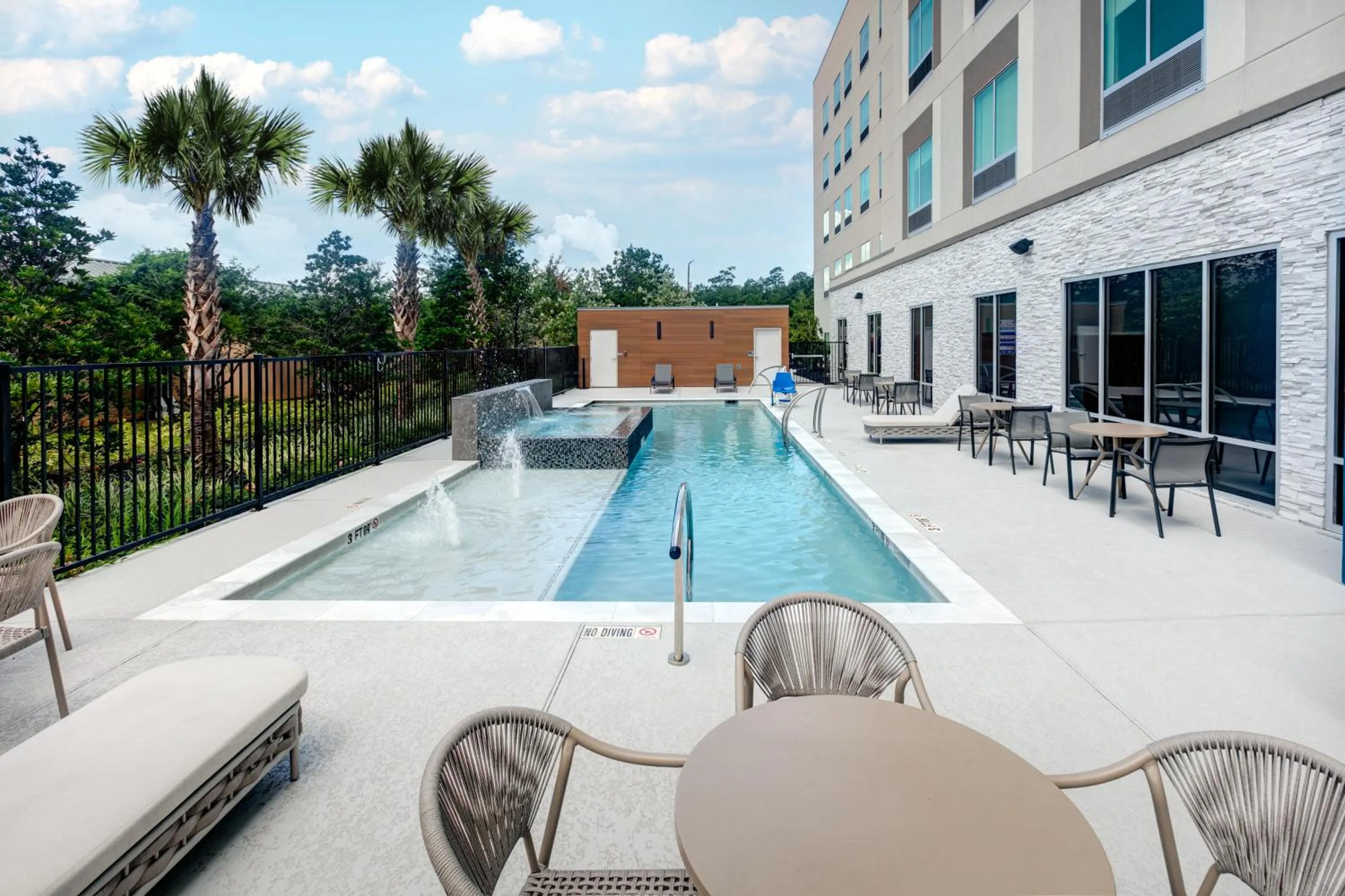 Swimming pool in Hampton Inn & Suites by Hilton Shenandoah The Woodlands