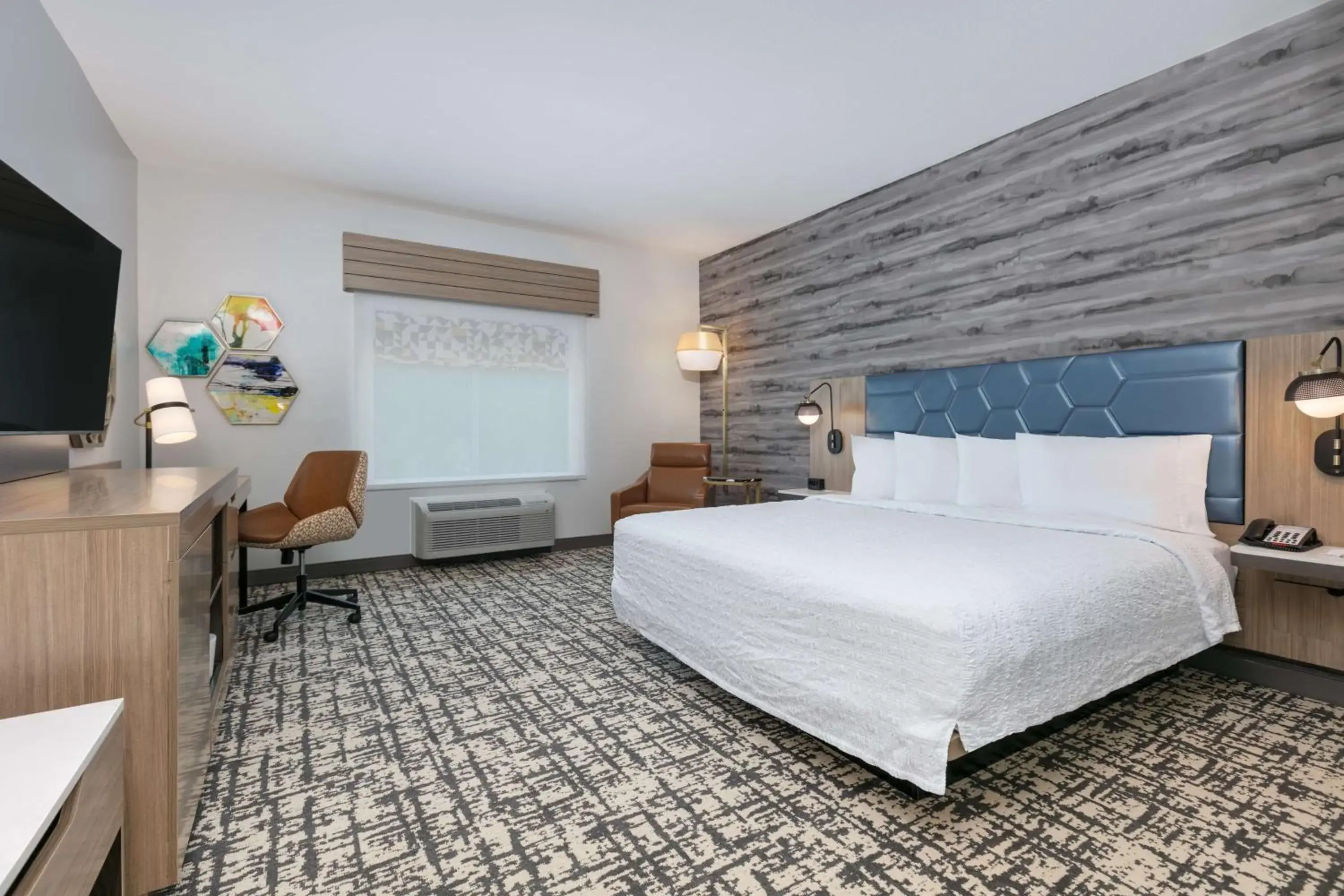 Bed in Hampton Inn & Suites by Hilton Shenandoah The Woodlands Bed in Hampton Inn & Suites by Hilton Shenandoah The Woodlands