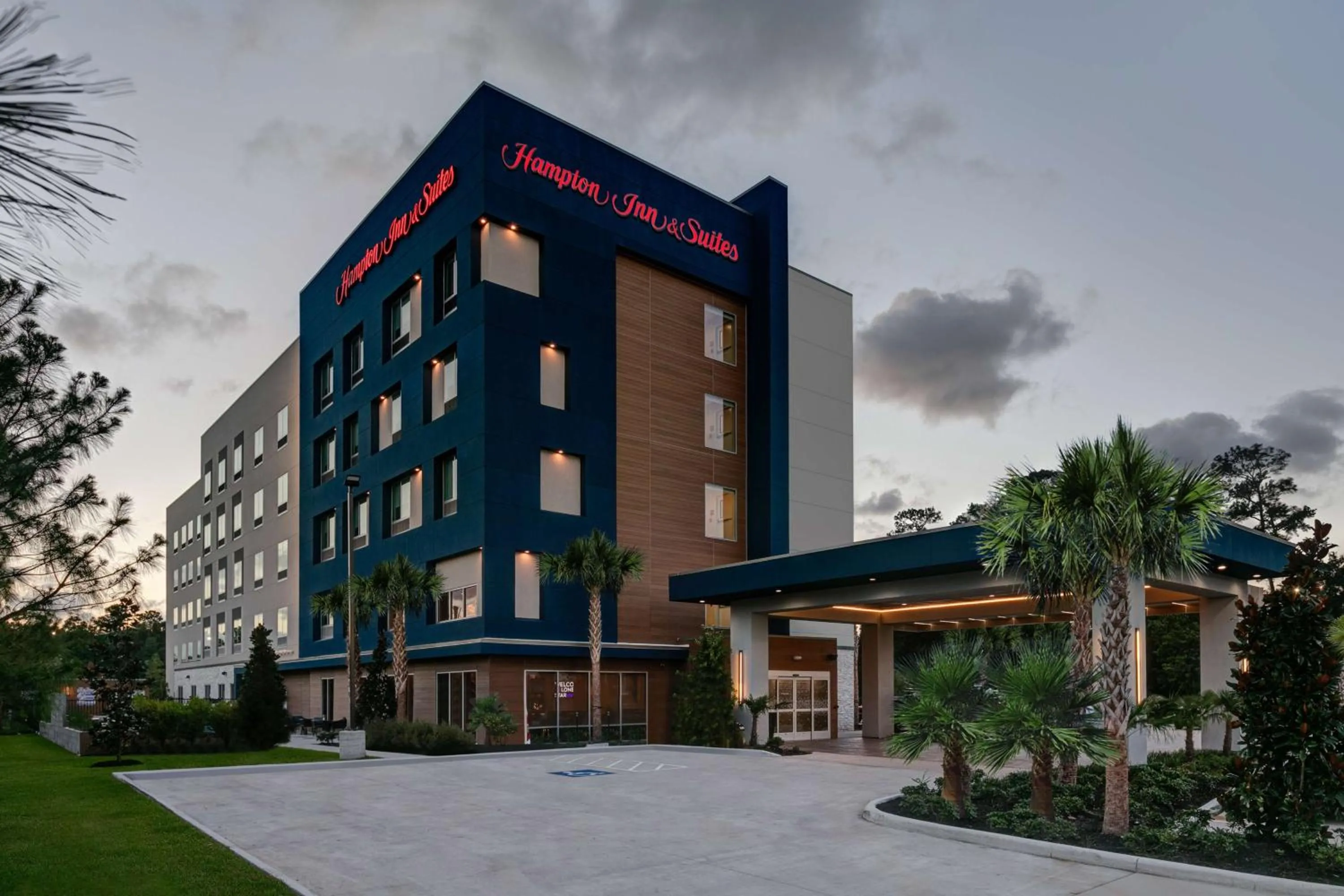 Property building in Hampton Inn & Suites by Hilton Shenandoah The Woodlands