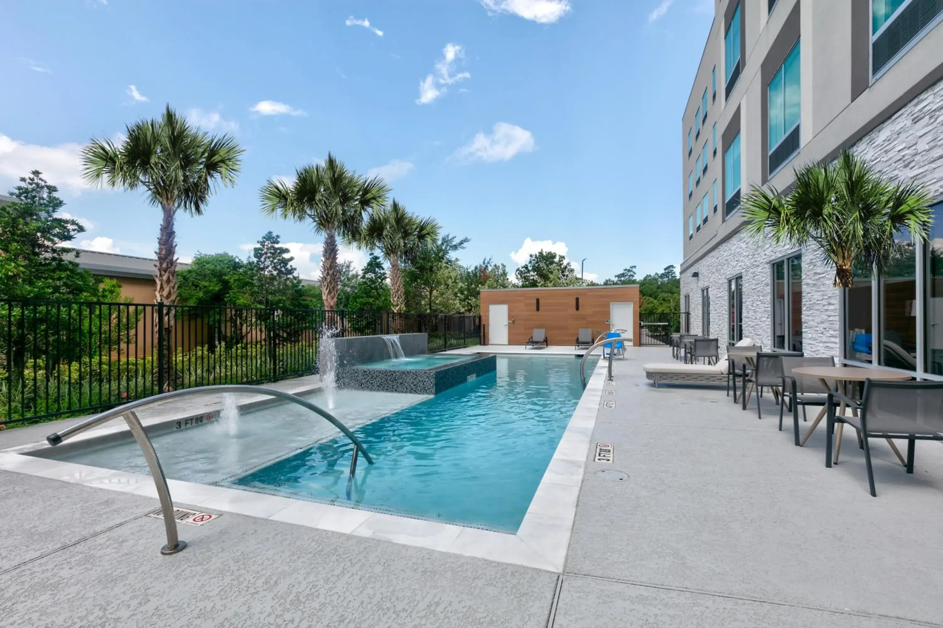 Swimming pool in Hampton Inn & Suites by Hilton Shenandoah The Woodlands Swimming pool in Hampton Inn & Suites by Hilton Shenandoah The Woodlands