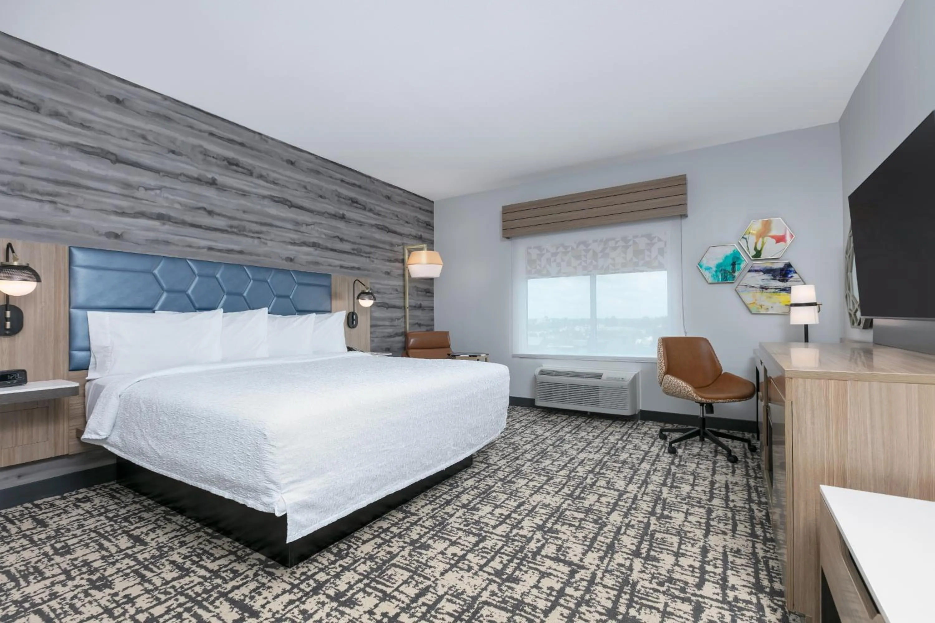 Bed in Hampton Inn & Suites by Hilton Shenandoah The Woodlands