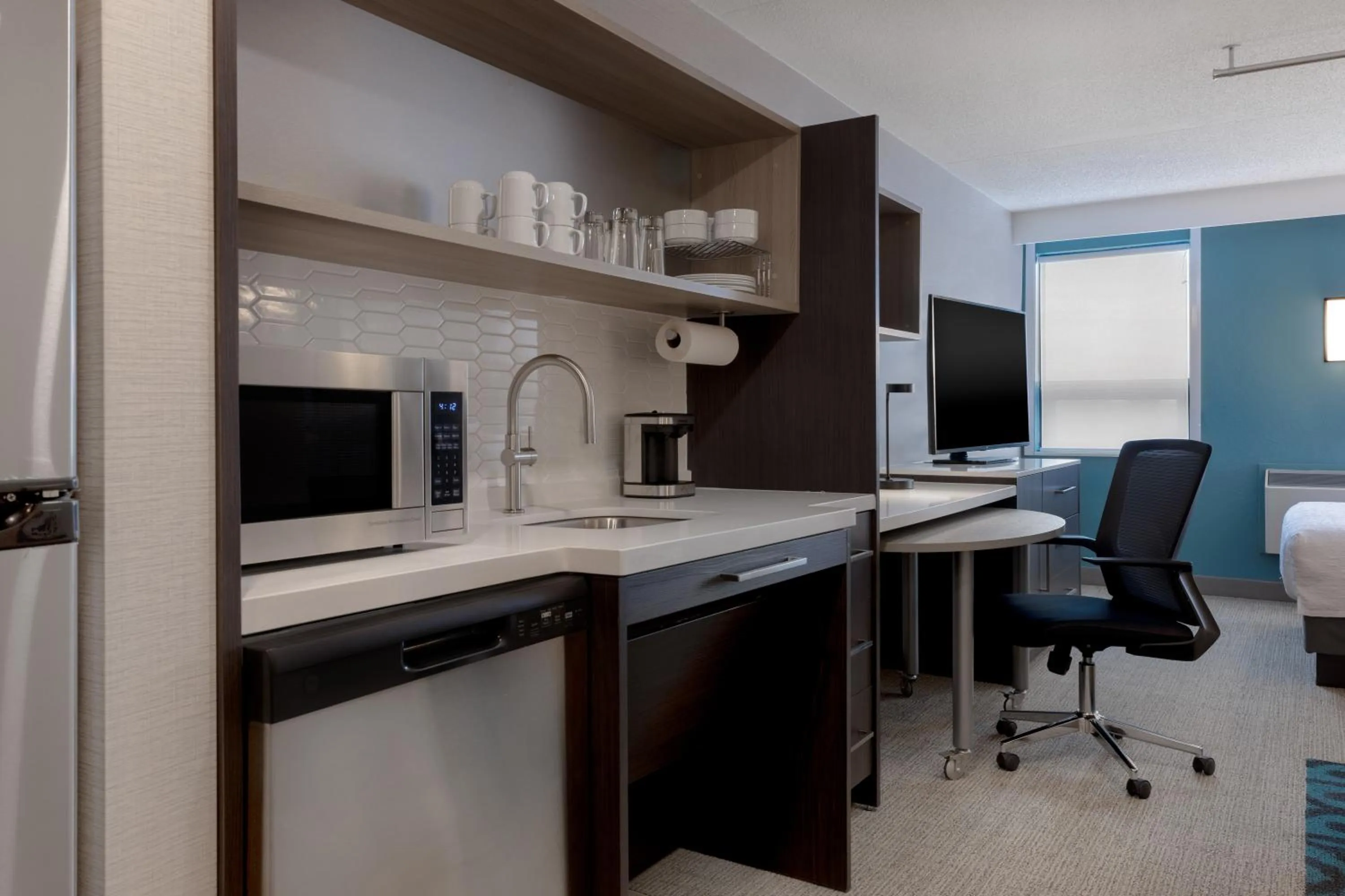 Kitchen or kitchenette in Home2 Suites By Hilton Kingston